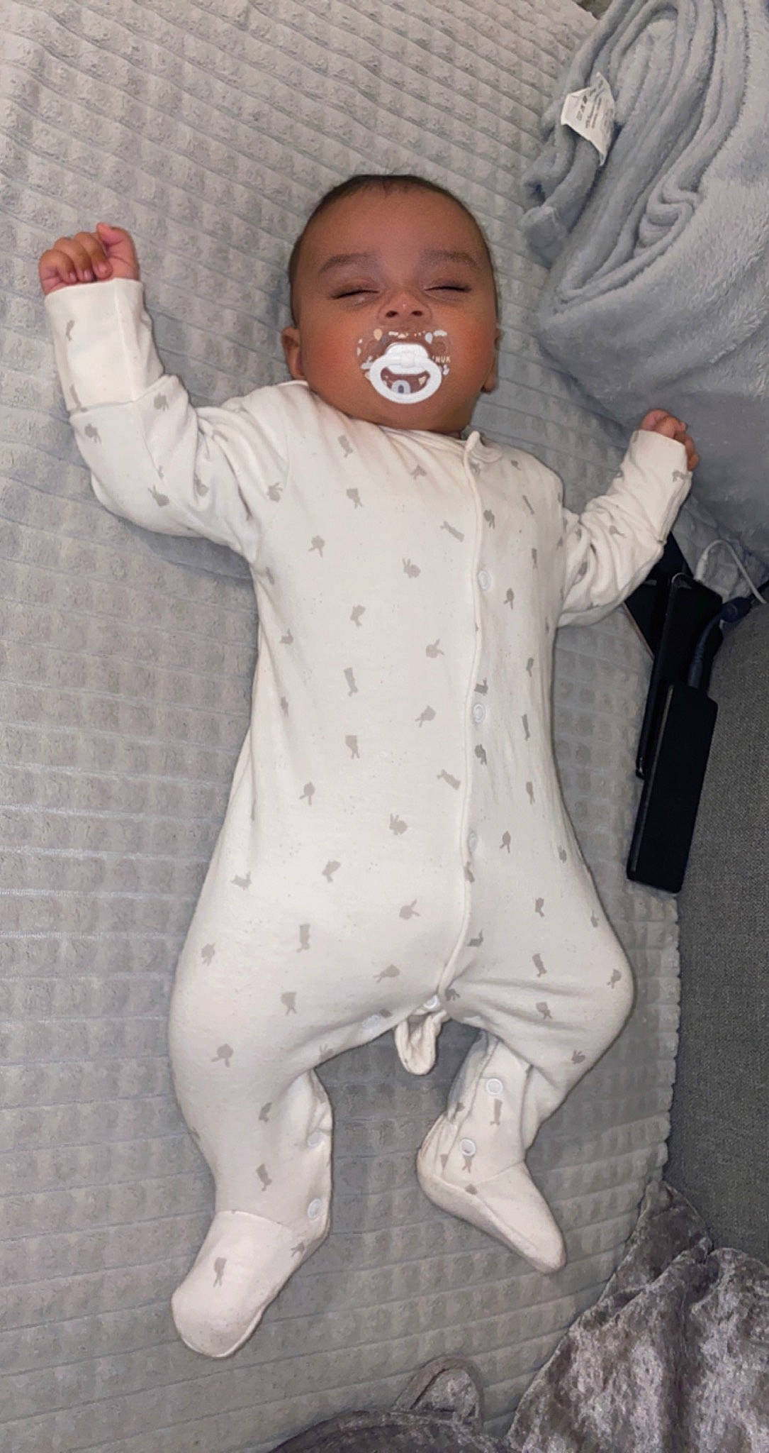 Hârûn participe au concours pour gagner de l'argent avec cette photo : arm, baby, baby_products, baby_safety, baby_sleeping, baby_toddler_clothing, cheek, comfort, finger, hand, human_body, linens, nose, pattern, person, skin, sleeve, stuffed_toy, thumb, toddler