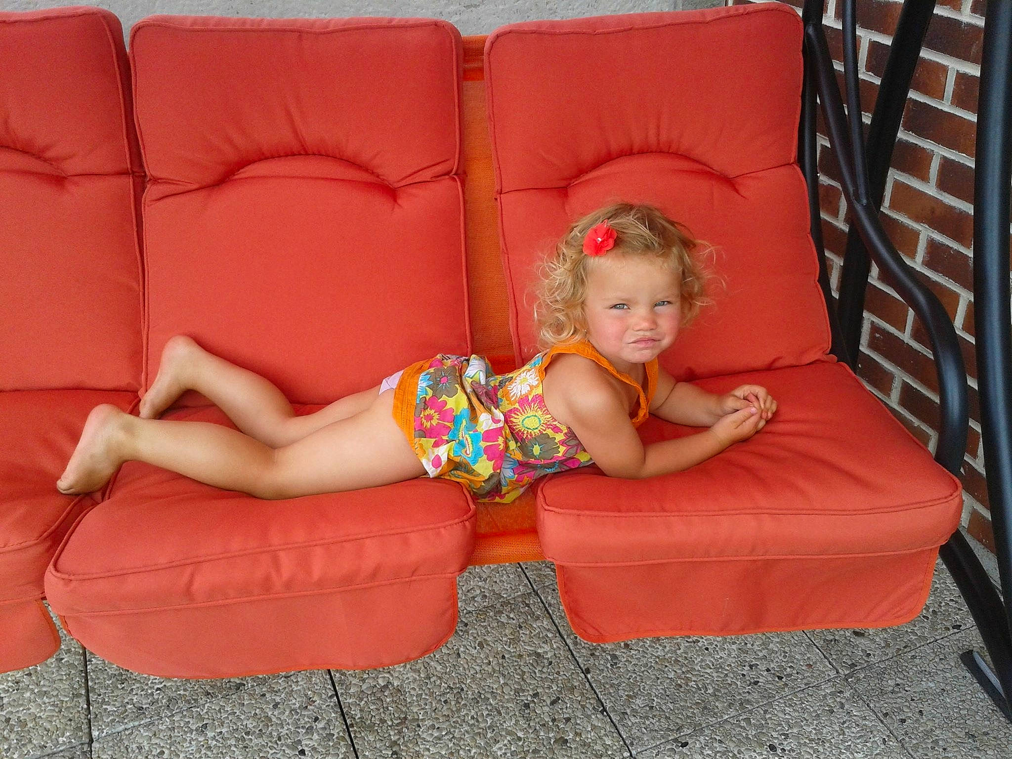Shaïna participe au concours pour gagner de l'argent avec cette photo : comfort, couch, furniture, leg, orange, person, sitting