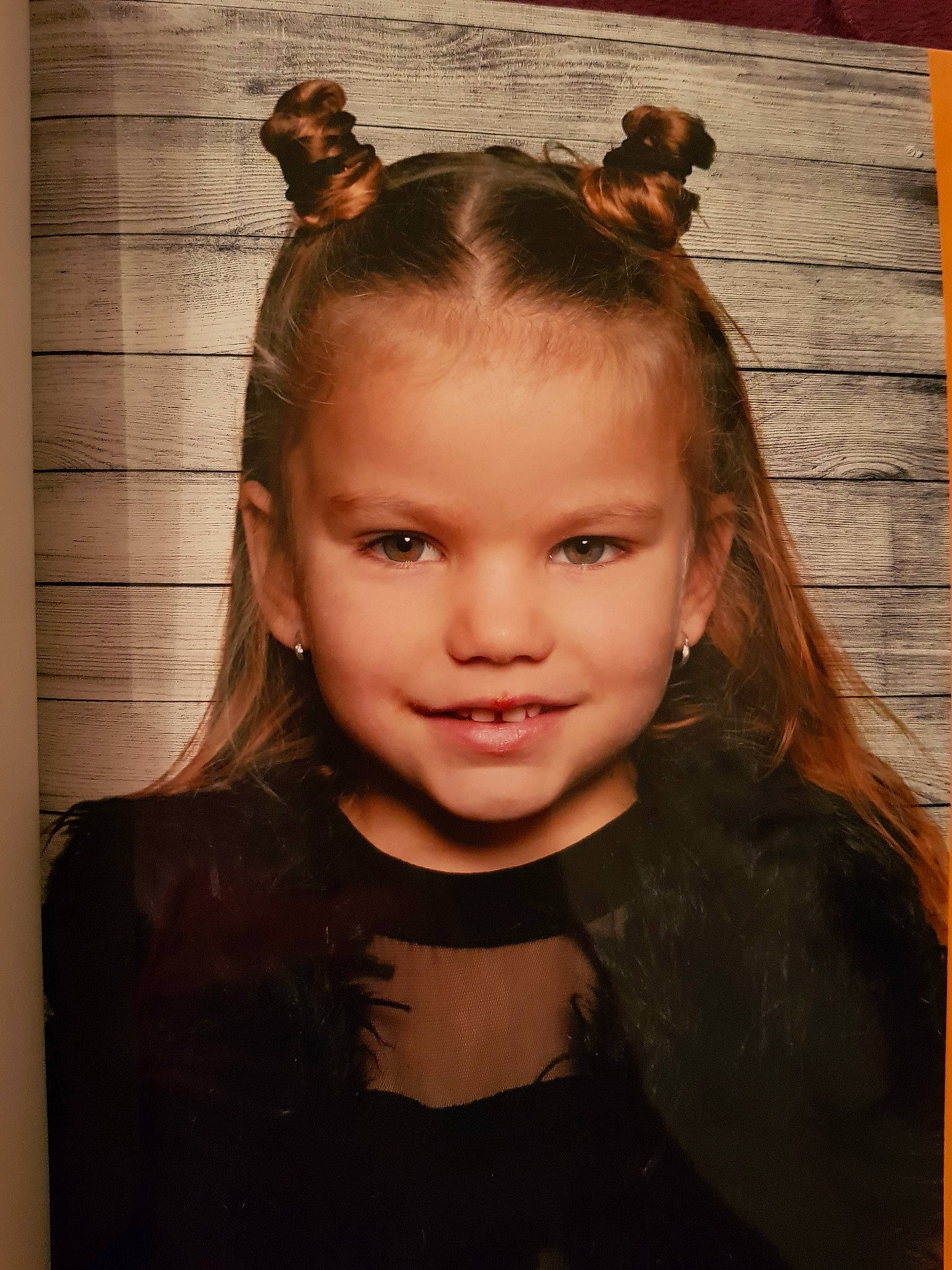 Shaïna a rejoint le concours — aidez-le/la à gagner de superbes lots ! beauty, brown_hair, child, child_model, chin, ear, face, forehead, hair, hairstyle, head, joy, lip, long_hair, person, portrait_photography
