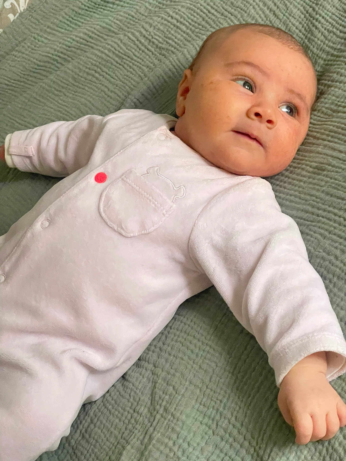 Ayla a rejoint le concours — aidez-le/la à gagner de superbes lots ! baby, infant, onesie, white_clothing, blanket, green_blanket, lying_down, child, face, cheeks, hand, soft_texture, cute, portrait, newborn, young_child, sleepwear, cozy, skin, expression