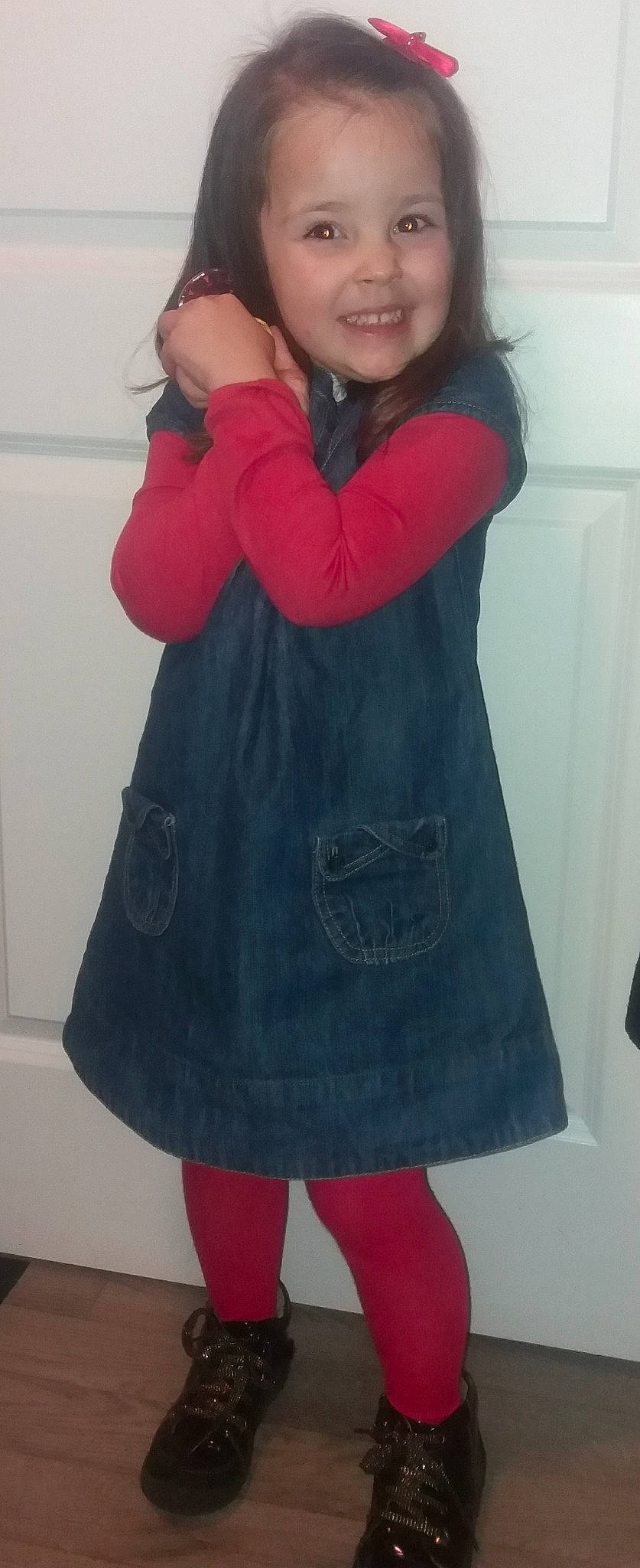 Lucie participe au concours pour gagner de l'argent avec cette photo : black, blue, clothing, coat, dress, fashion, footwear, joint, joy, knee, lady, leg, lip, neck, outerwear, person, red, shoulder, sleeve, textile