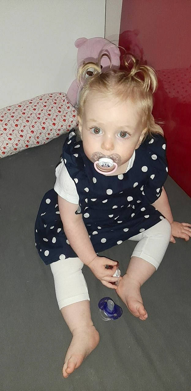 Amelya a rejoint le concours — aidez-le/la à gagner de superbes lots ! baby, baby_products, baby_toddler_clothing, cheek, child, collar, comfort, elbow, eye, flash_photography, hairstyle, happy, head, knee, pattern, person, sitting, skin, sleeve, t_shirt