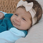 Mia a rejoint le concours — aidez-le/la à gagner de superbes lots ! accessories, baby, blanket, bodypart, clothing, couch, face, finger, furniture, hand, happy, head, homedecor, knitwear, newborn, pants, person, photography, portrait, smile