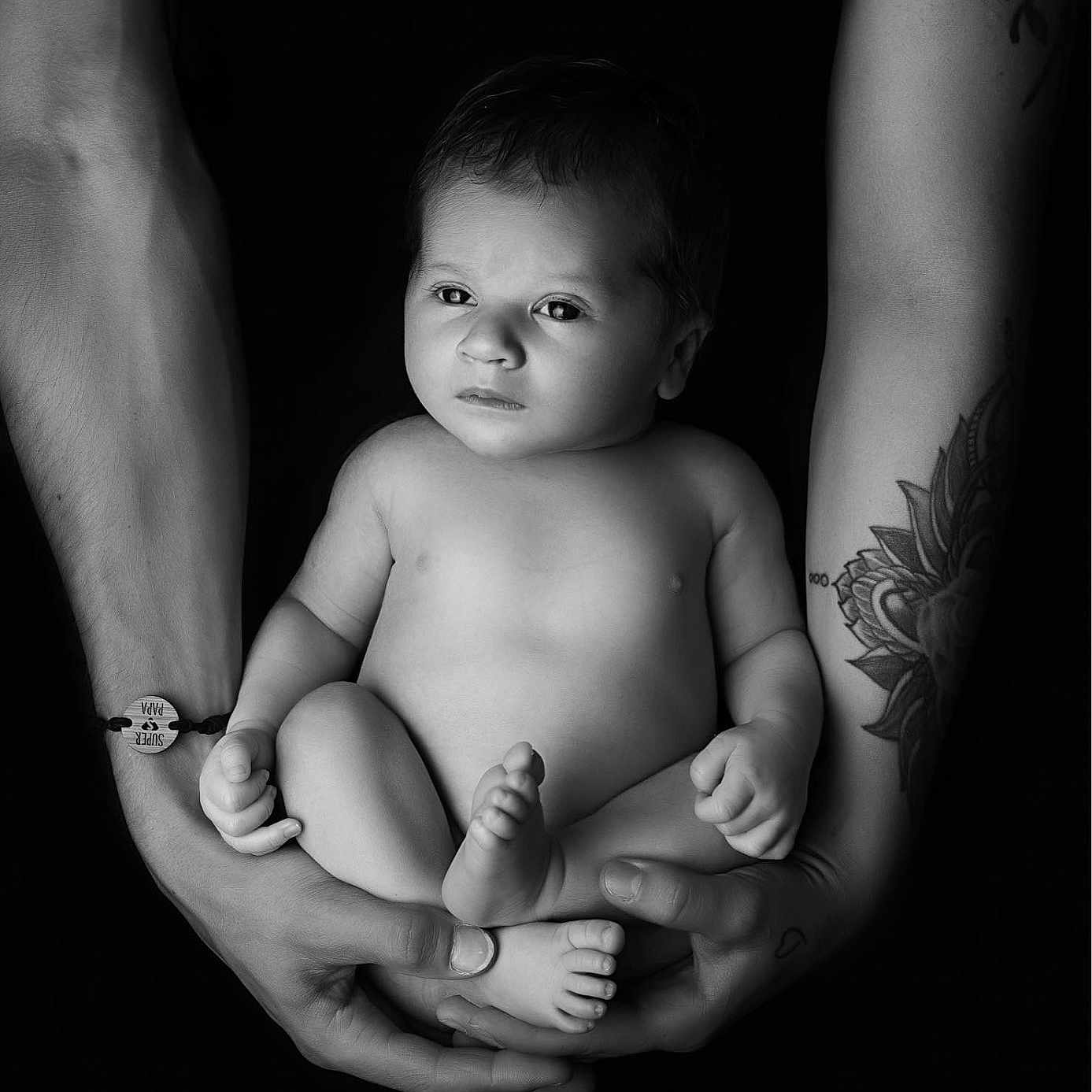 Noah a rejoint le concours — aidez-le/la à gagner de superbes lots ! accessories, ankle, arm, baby, back, bodypart, face, finger, hand, head, jewelry, newborn, person, photography, portrait, ring, skin, tattoo, toe, wrist