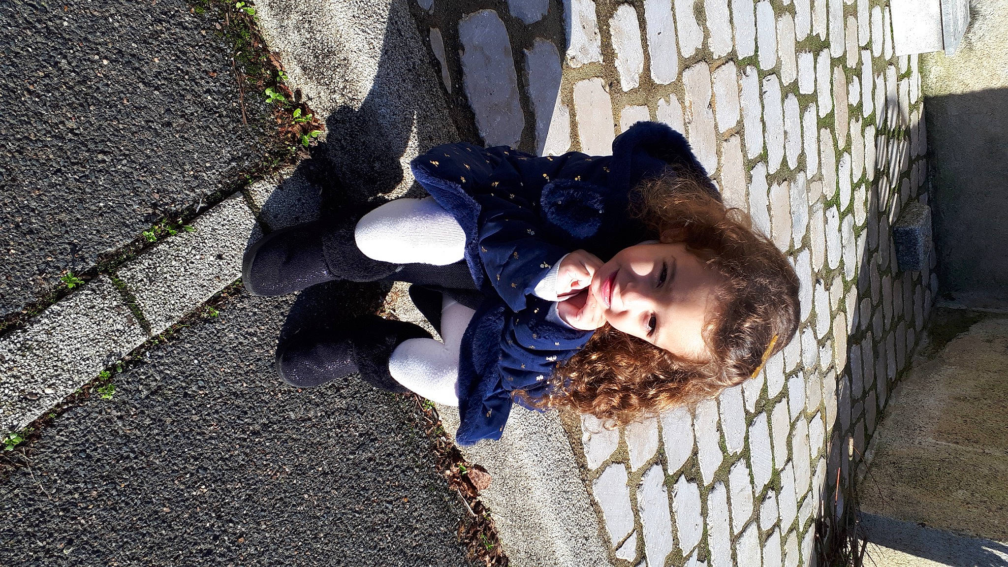 Lina a rejoint le concours — aidez-le/la à gagner de superbes lots ! asphalt, black_hair, child, electric_blue, eyewear, fun, grass, happy, joy, leaf, leisure, pattern, people_in_nature, person, road_surface, shadow, sidewalk, spring, street_fashion, tints_and_shades