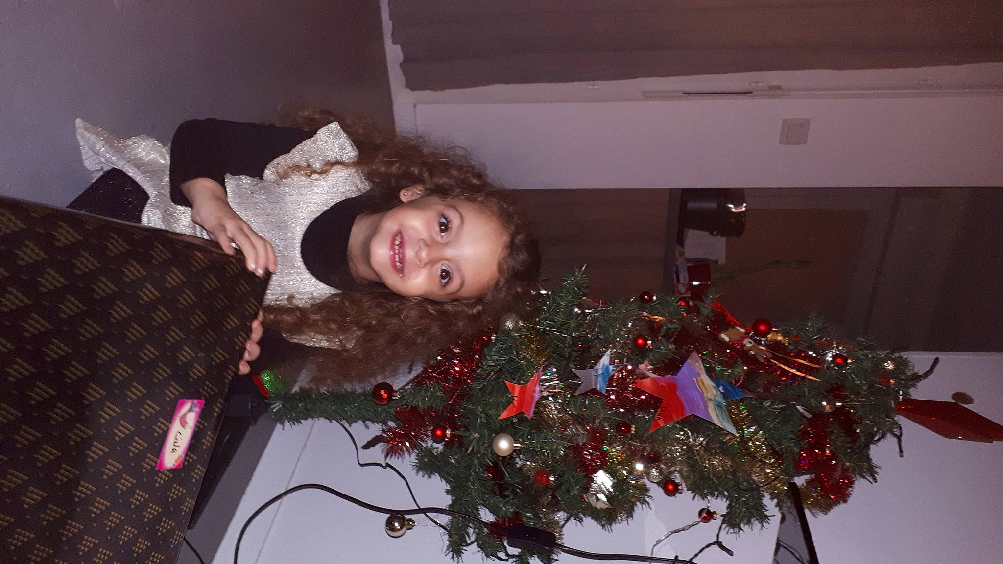 Lina participe au concours pour gagner de l'argent avec cette photo : beauty, christmas, christmas_decoration, christmas_eve, christmas_ornament, christmas_tree, conifer, event, fun, happy, holiday, holiday_ornament, house, joy, ornament, person, plant, room, smile, tree