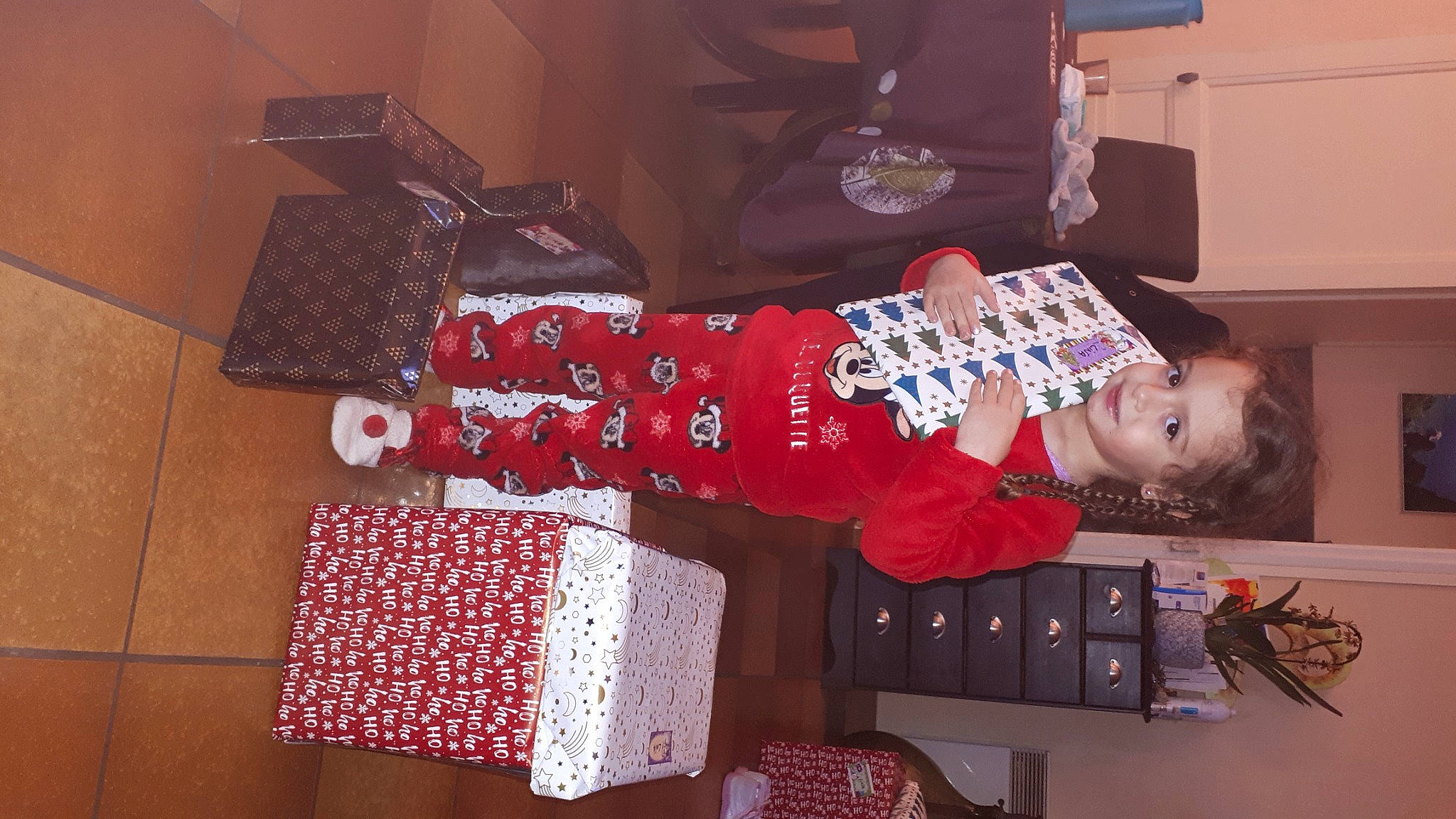 Lina a rejoint le concours — aidez-le/la à gagner de superbes lots ! baby_toddler_clothing, carmine, child, christmas, christmas_eve, event, fictional_character, flooring, fun, holiday, human_leg, lap, pattern, person, room, sleeve, sock, thigh, toddler