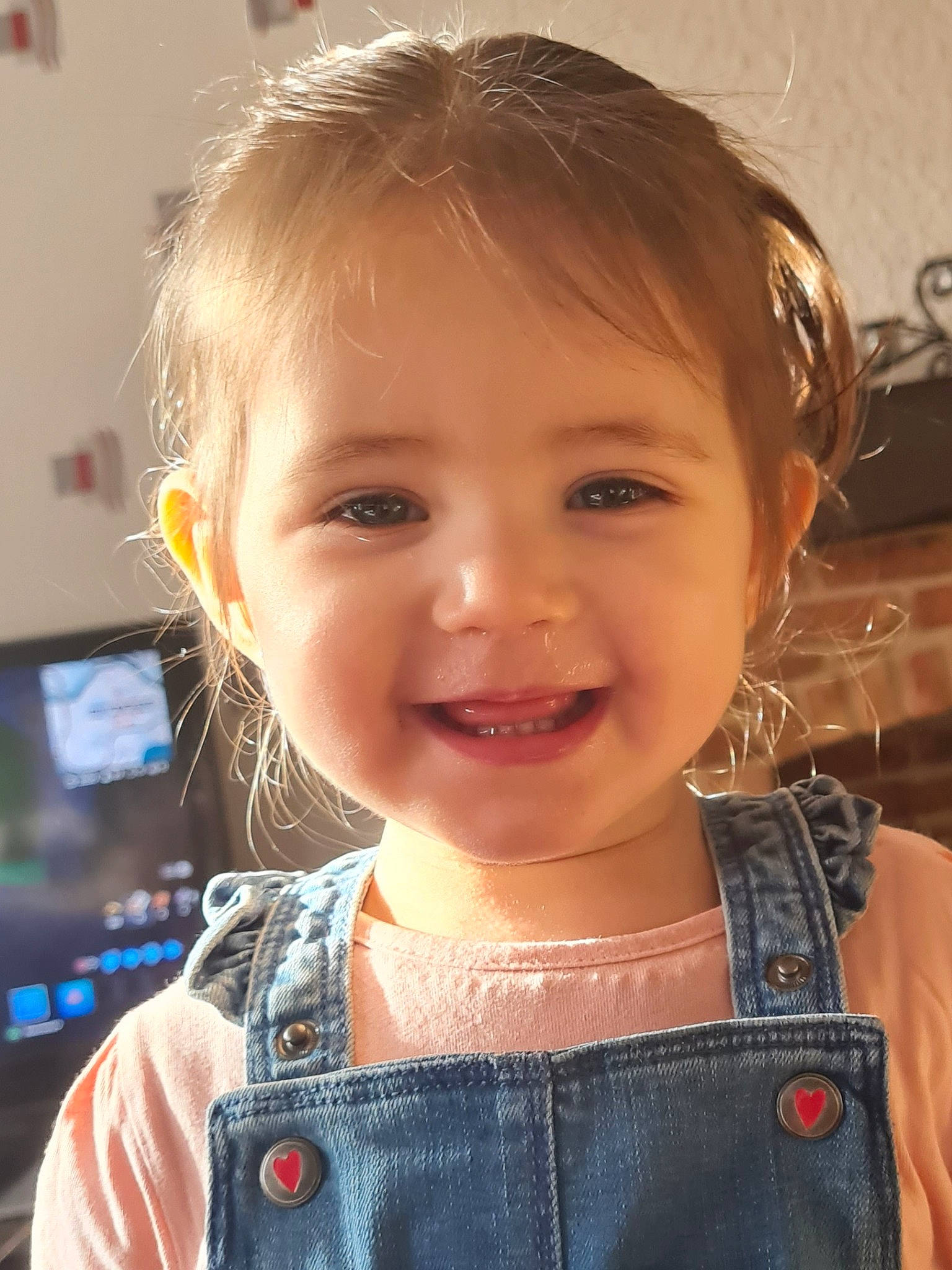 Mylianna participe au concours pour gagner de l'argent avec cette photo : cheek, chin, ear, eyebrow, eyelash, face, forehead, hairstyle, head, iris, joy, lip, mouth, neck, nose, organ, person, shoulder, skin, sleeve