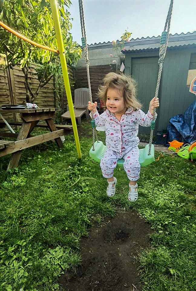 Mylianna participe au concours pour gagner de l'argent avec cette photo : botany, city, fun, grass, green, happy, joy, leisure, natural_environment, nature, outdoor_play_equipment, people_in_nature, person, plant, playground, public_space, recreation, sky, swing, toddler