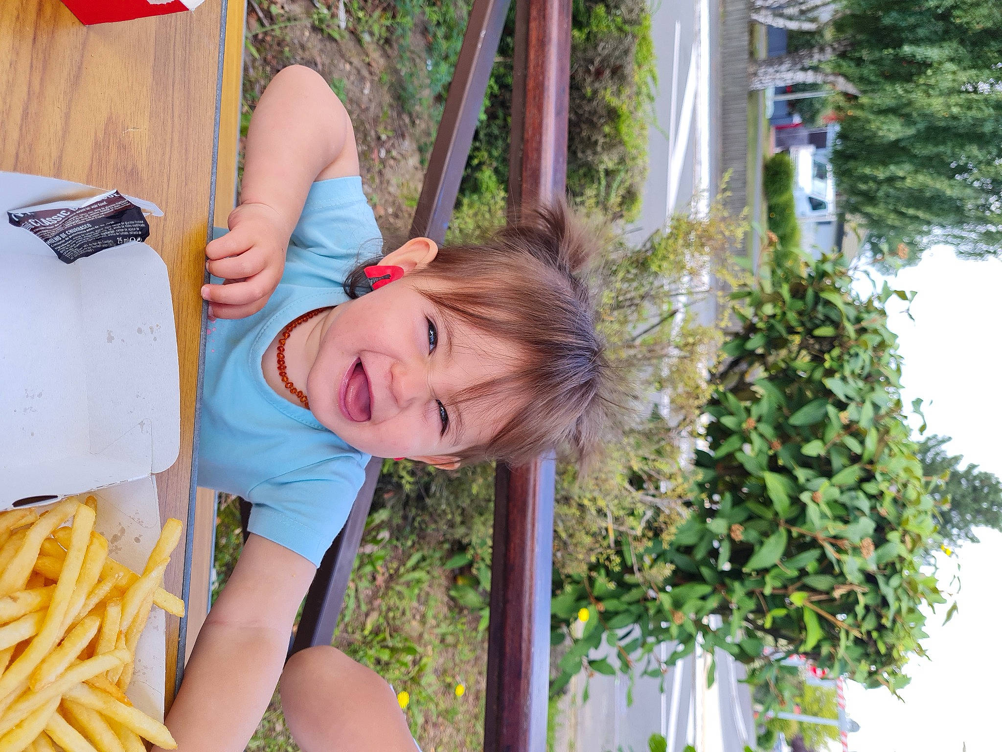 Mylianna participe au concours pour gagner de l'argent avec cette photo : beauty, blond, child, electric_blue, french_fries, fun, grass, green, happy, leisure, people_in_nature, person, plant, recreation, shorts, smile, spring, t_shirt, tree, wood