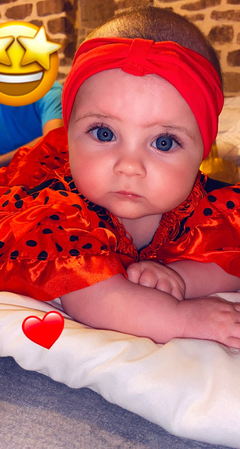 Inaya a rejoint le concours — aidez-le/la à gagner de superbes lots ! baby, baby_toddler_clothing, cap, cheek, child, comfort, fun, happy, headwear, linens, lip, mouth, nose, orange, pattern, peach, person, pink, red, sleeve