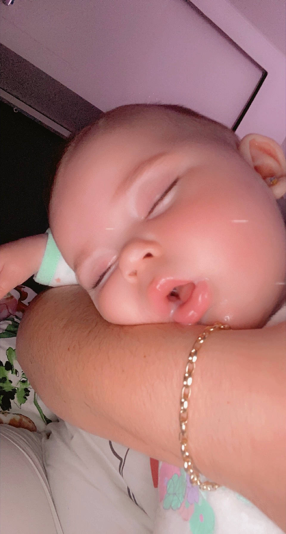 Inaya a rejoint le concours — aidez-le/la à gagner de superbes lots ! cheek, chin, ear, eye, eyebrow, eyelash, forehead, hair, hand, head, human_body, joint, lip, mouth, muscle, neck, nose, organ, person, shoulder