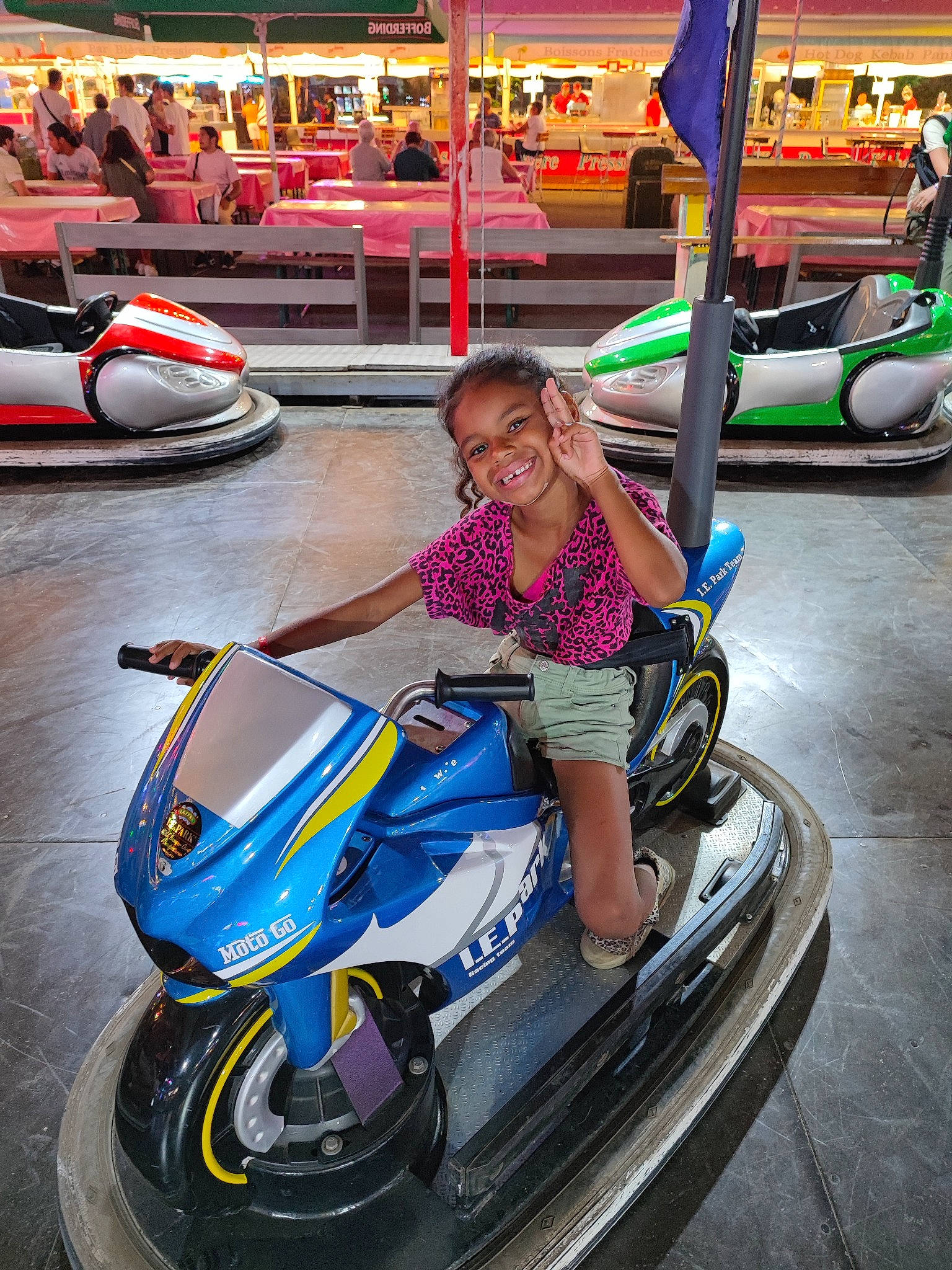 Eden participe au concours pour gagner de l'argent avec cette photo : amusement_ride, automotive_design, automotive_exterior, automotive_lighting, automotive_tire, automotive_wheel_system, bumper, event, fun, happy, headlamp, joy, leisure, motor_vehicle, nonbuilding_structure, person, recreation, smile, tire, toddler