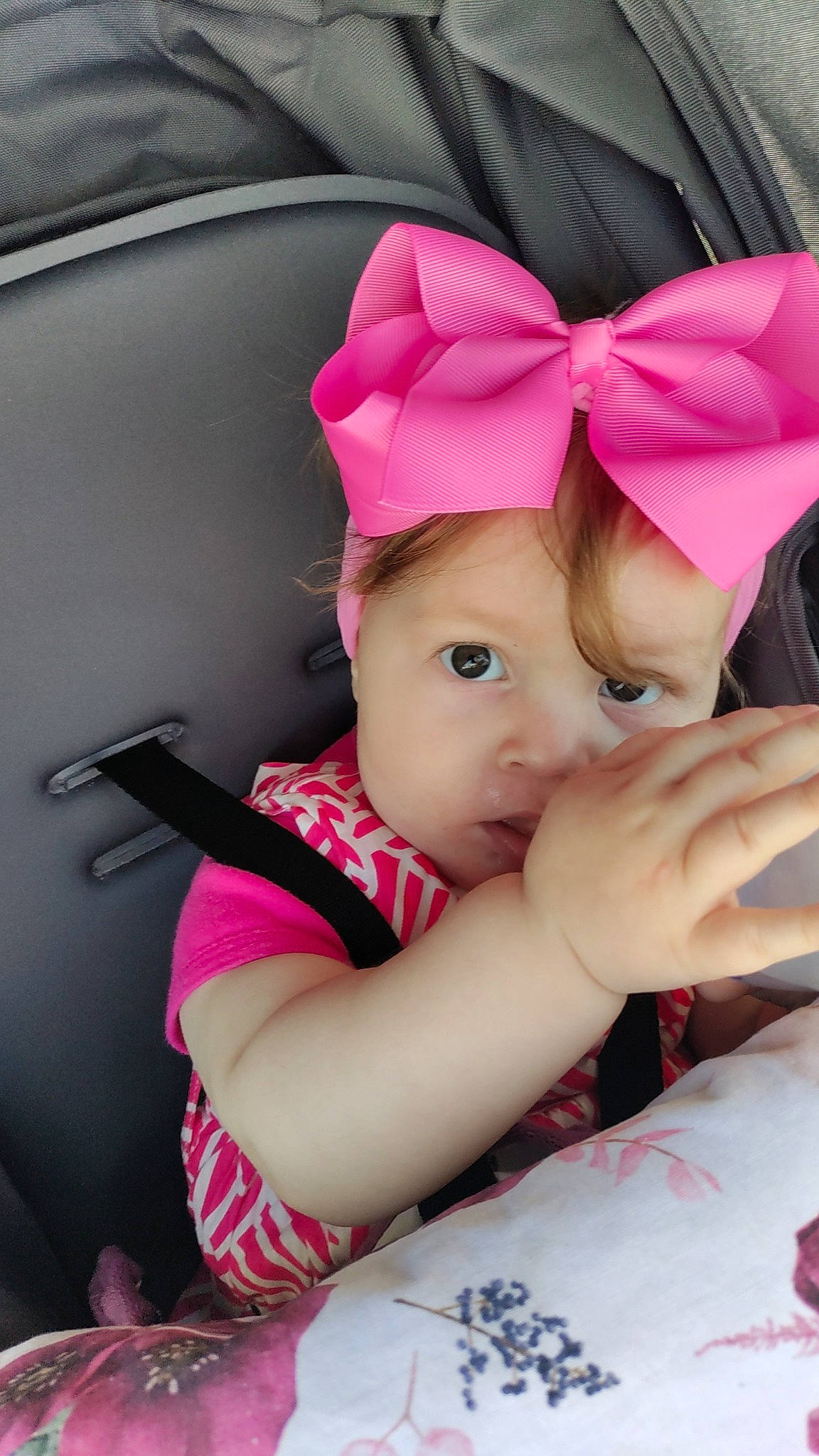 Emma participe au concours pour gagner de l'argent avec cette photo : baby, baby_products, baby_toddler_clothing, beanie, cap, child, comfort, fashion_accessory, fun, hair_accessory, happy, headband, headpiece, lip, magenta, person, pink, sitting, skin, toddler