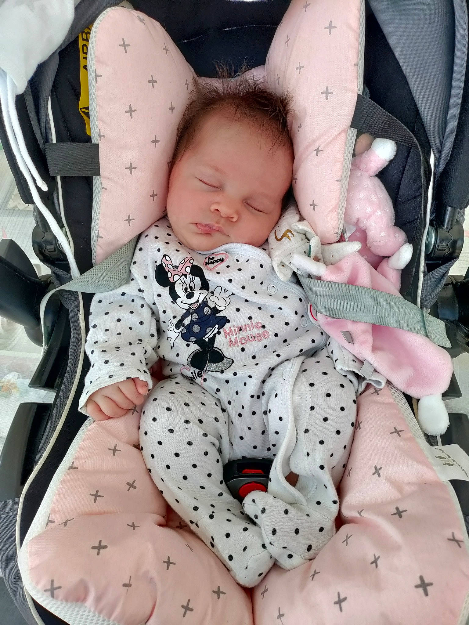 Emma participe au concours pour gagner de l'argent avec cette photo : baby, baby_in_car_seat, baby_products, baby_safety, baby_sleeping, baby_toddler_clothing, bedding, bedtime, car_seat, child, comfort, linens, nap, pattern, person, sitting, sleep, sleeve, textile, toddler