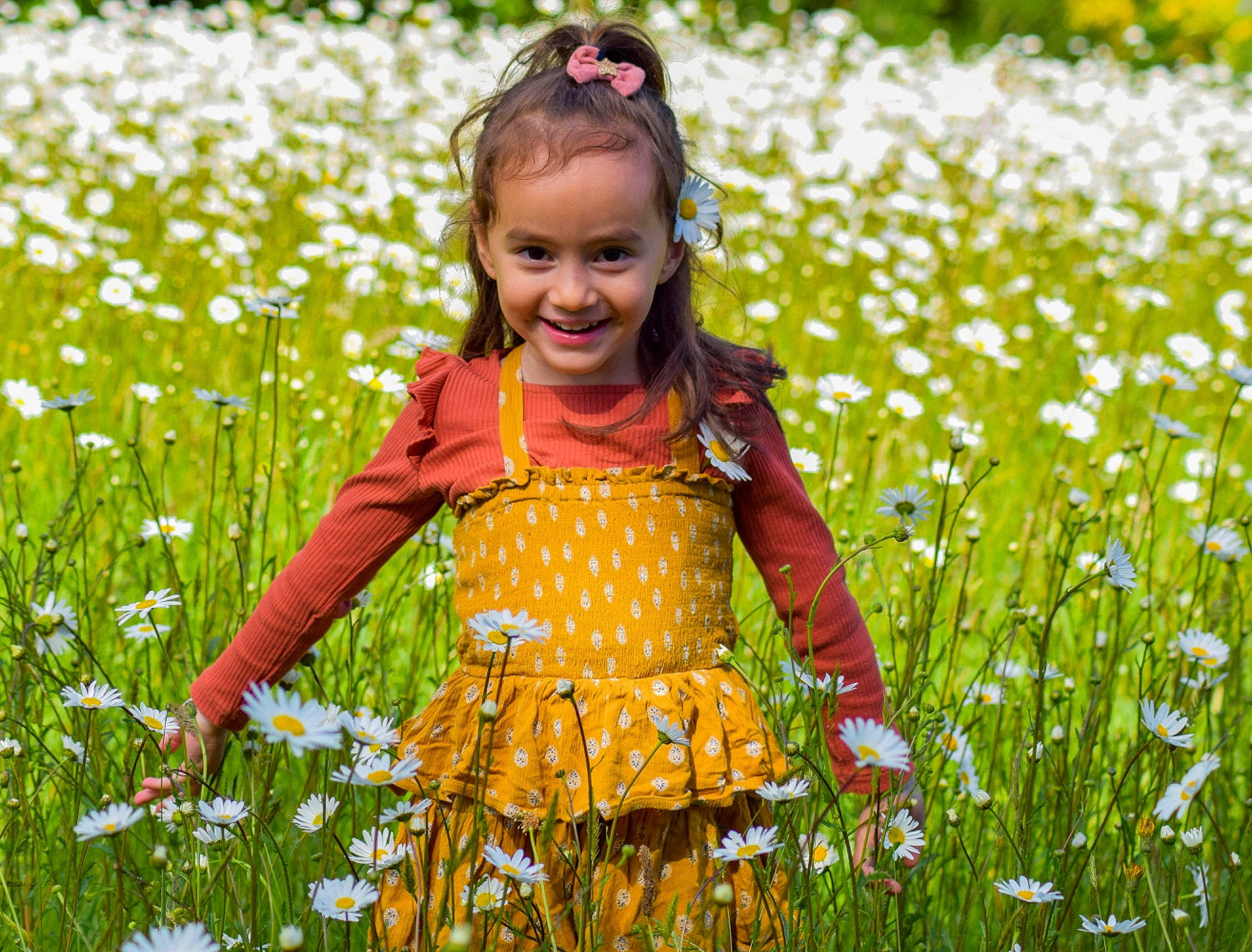 Tihana participe au concours pour gagner de l'argent avec cette photo : botany, clothing, dandelion, dress, flower, flowering_plant, goggles, grass, grassland, green, happy, joy, meadow, nature, people_in_nature, person, petal, plant, smile, summer