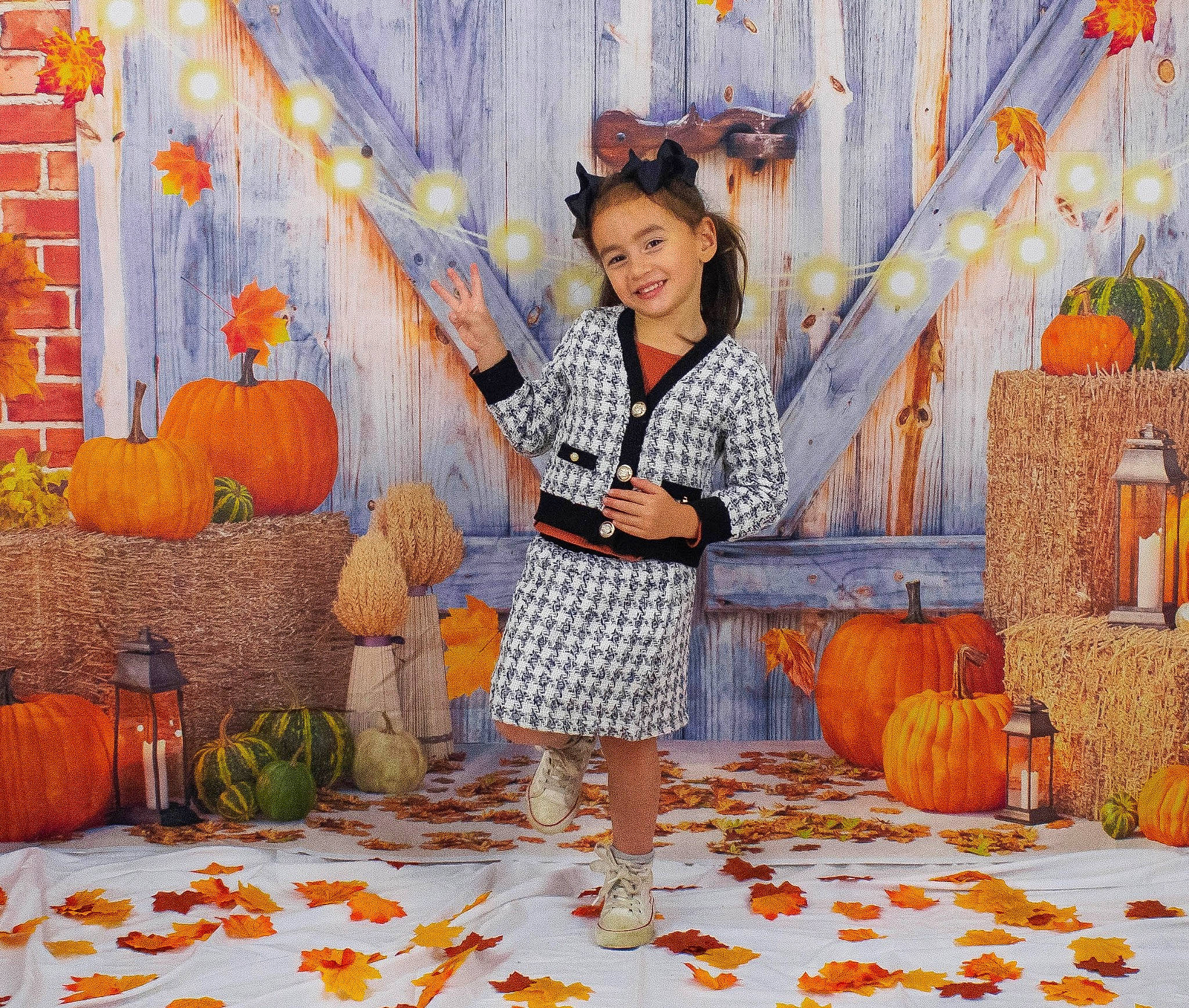 Tihana a rejoint le concours — aidez-le/la à gagner de superbes lots ! calabaza, child, cucurbita, door, gourd, happy, hat, joy, leisure, natural_foods, orange, people_in_nature, person, plant, pumpkin, smile, squash, textile, tree, vegetable