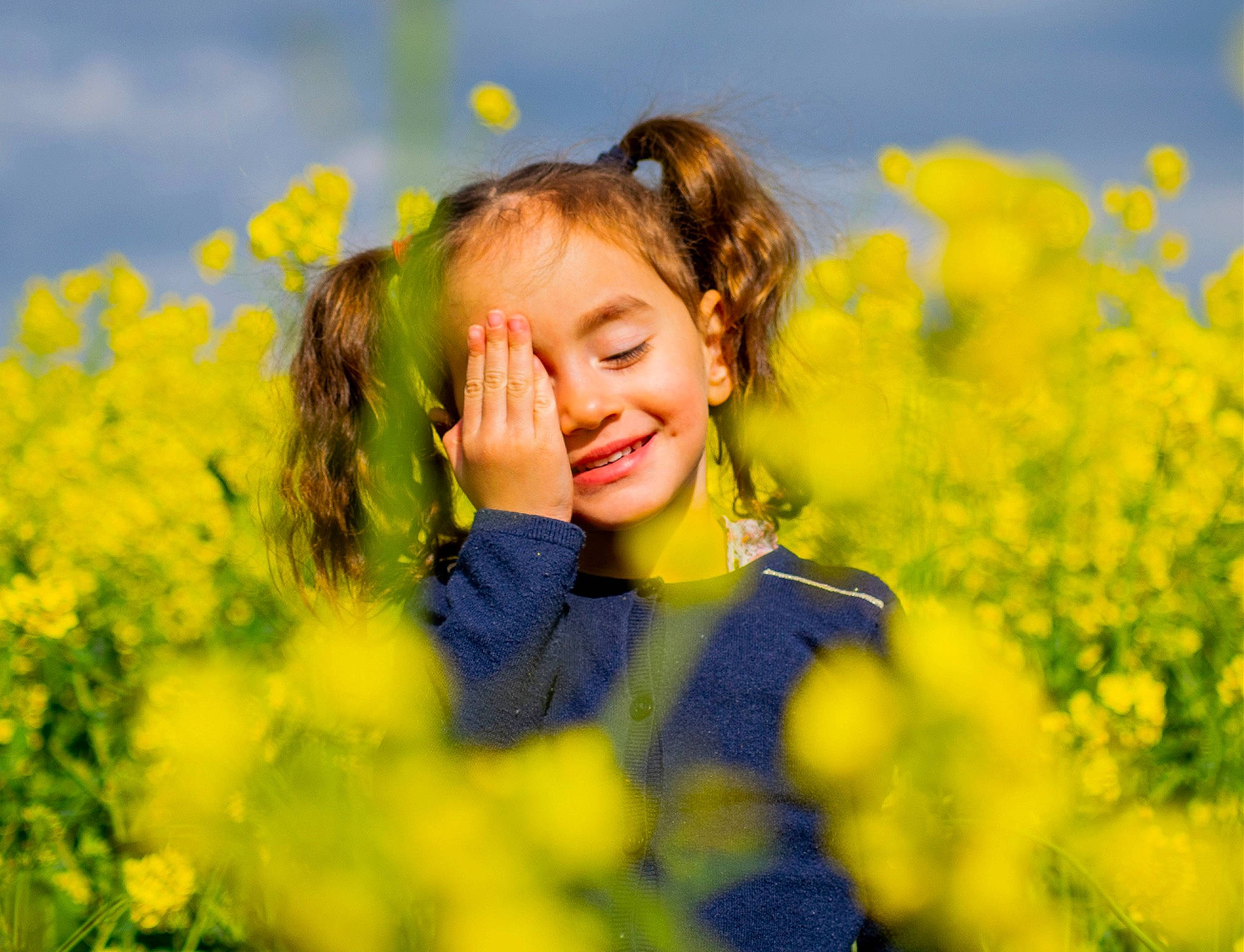 Tihana a rejoint le concours — aidez-le/la à gagner de superbes lots ! blond, electric_blue, field, flash_photography, flower, flowering_plant, fun, grass, grassland, happy, joy, meadow, natural_landscape, people_in_nature, person, plant, prairie, sky, smile, tree