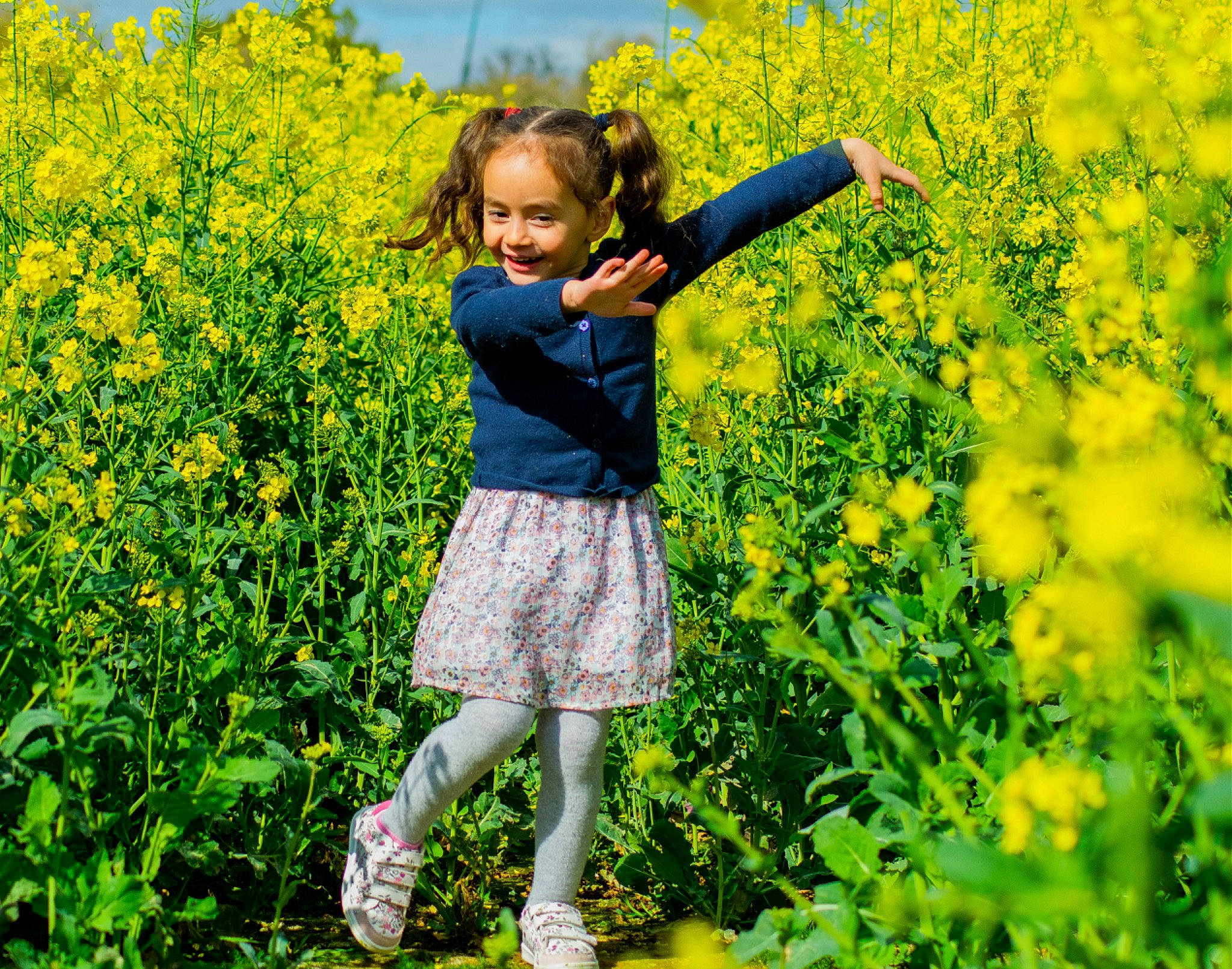 Tihana a rejoint le concours — aidez-le/la à gagner de superbes lots ! blond, electric_blue, flower, flowering_plant, grass, grassland, happy, joy, leisure, meadow, natural_environment, natural_landscape, people_in_nature, person, plant, prairie, smile, standing, toddler, tree