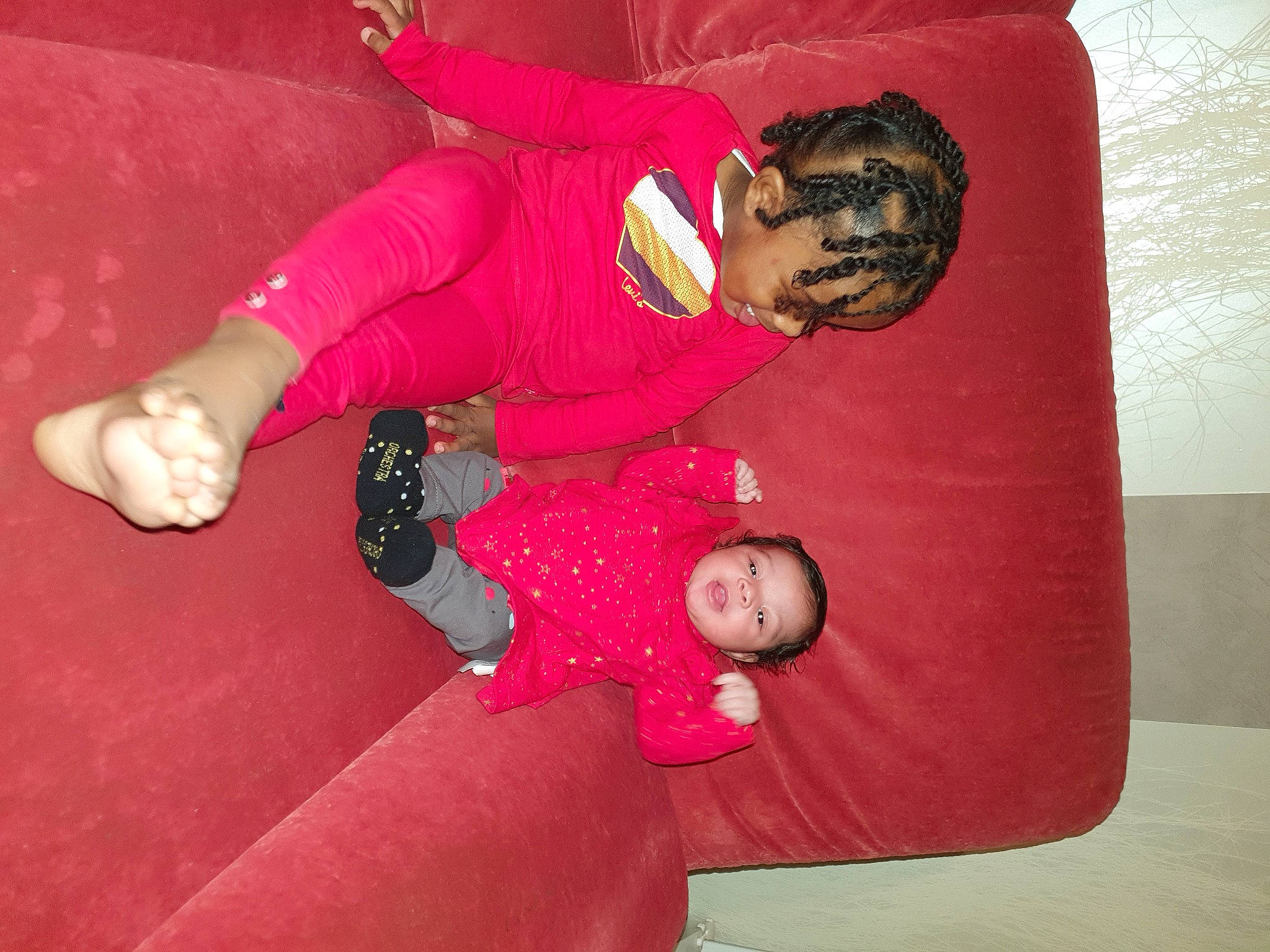 Lovaynna a rejoint le concours — aidez-le/la à gagner de superbes lots ! carmine, child, comfort, costume, flooring, fun, human_leg, knee, leg, magenta, person, pink, room, sitting, sleeve, textile, thigh, toddler