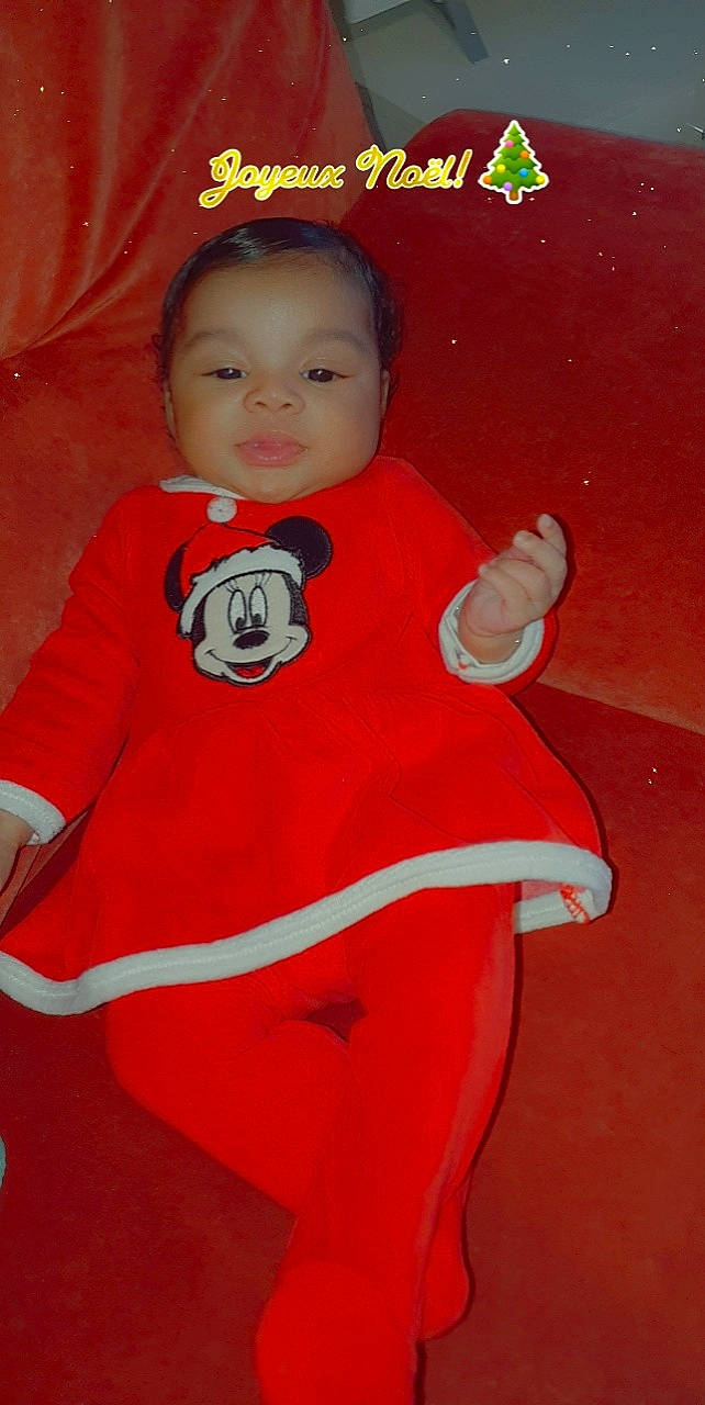 Lovaynna participe au concours pour gagner de l'argent avec cette photo : baby, baby_toddler_clothing, carmine, child, eye, face, fictional_character, finger, fun, gesture, happy, head, long_sleeved_t_shirt, person, personal_protective_equipment, pink, sleeve, smile, t_shirt, thumb