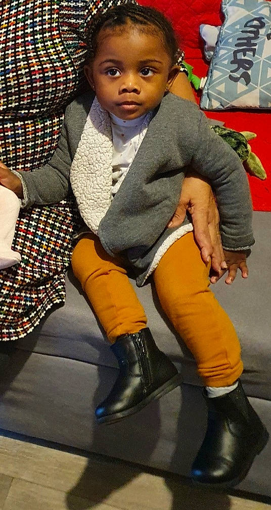 Keilyanna participe au concours pour gagner de l'argent avec cette photo : black, boot, cool, eyewear, fashion_design, fun, hairstyle, hat, human_leg, joint, knee, knee_high_boot, leg, person, personal_protective_equipment, shoe, snapshot, sneakers, sportswear, street_fashion