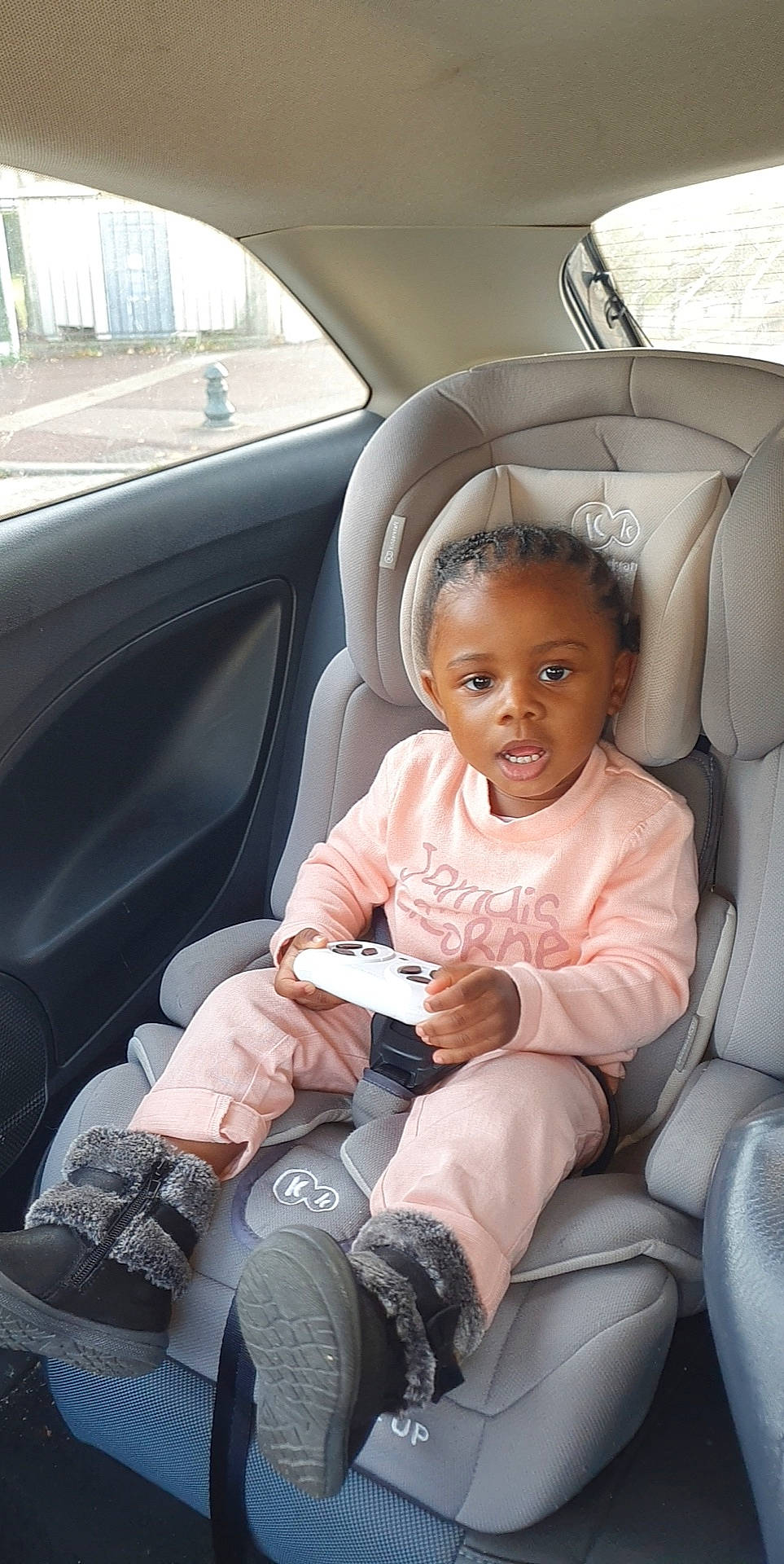 Keilyanna a rejoint le concours — aidez-le/la à gagner de superbes lots ! auto_part, automotive_design, automotive_exterior, baby, baby_toddler_clothing, car_seat, car_seat_cover, comfort, dress, family_car, head_restraint, luxury_vehicle, mode_of_transport, motor_vehicle, passenger, person, seat_belt, sitting, steering_part, toddler