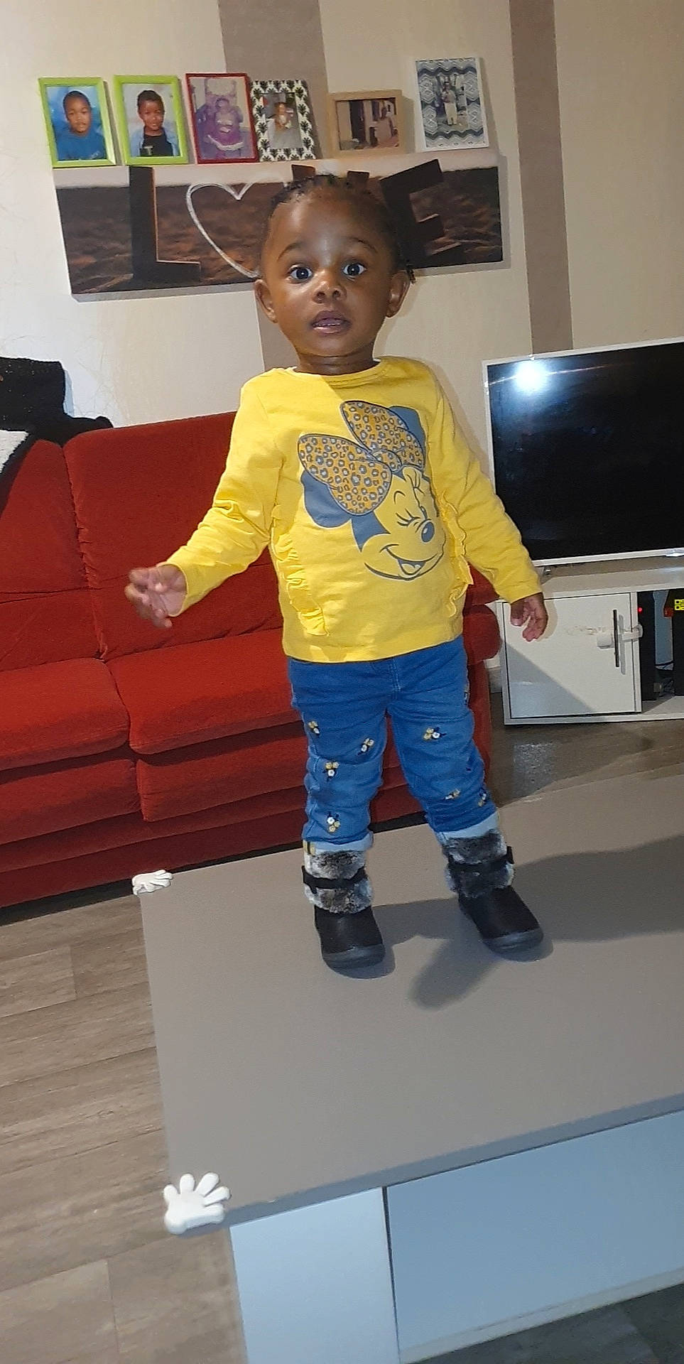 Keilyanna a rejoint le concours — aidez-le/la à gagner de superbes lots ! child, couch, display_device, electric_blue, face, flooring, fun, head, home_appliance, led_backlit_lcd_display, living_room, machine, person, picture_frame, room, t_shirt, television, television_set, toddler, toy