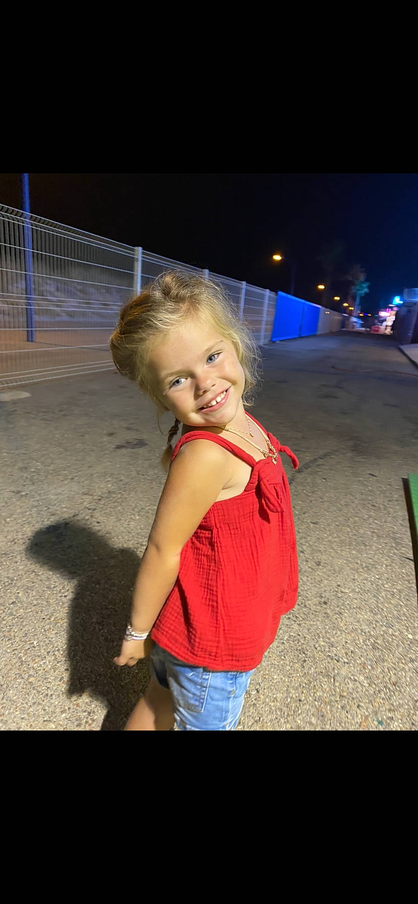 Irina participe au concours pour gagner de l'argent avec cette photo : blond, child, child_model, fun, joy, person, photography, shoulder, smile, snapshot, vacation