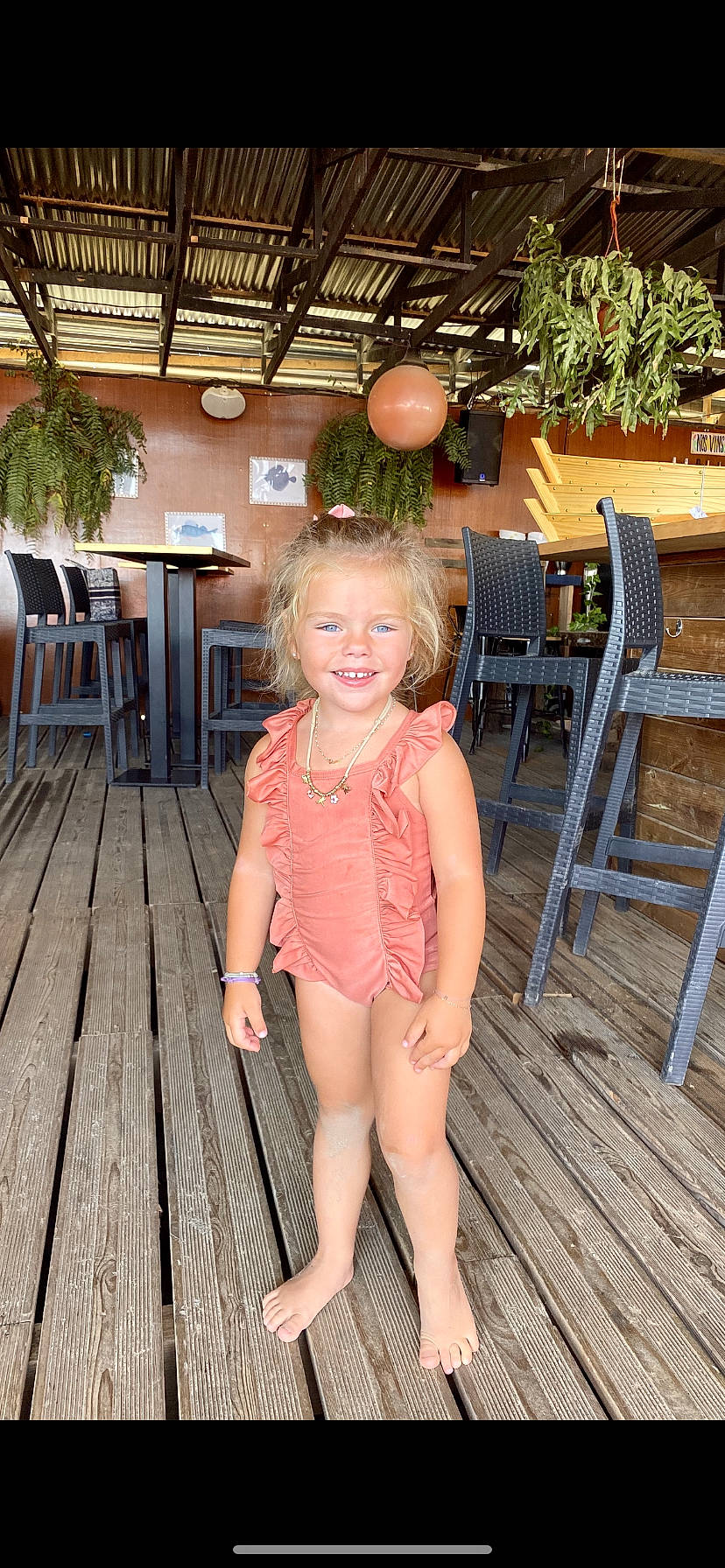 Irina participe au concours pour gagner de l'argent avec cette photo : blond, child, deck, finger, fun, human_body, joint, joy, leg, leisure, person, photograph, pink, shorts, shoulder, sitting, smile, standing, summer, thigh