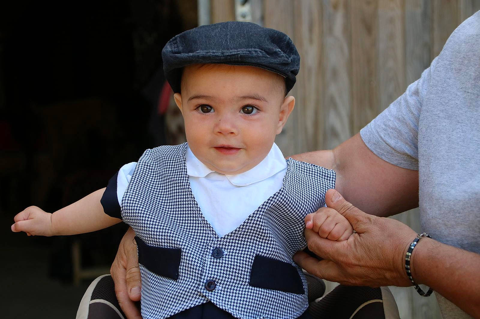 Elyo participe au concours pour gagner de l'argent avec cette photo : arm, baby, baby_toddler_clothing, cap, chair, child, electric_blue, event, eye, finger, flash_photography, formal_wear, fun, gesture, hand, happy, hat, headwear, jewellery, joy