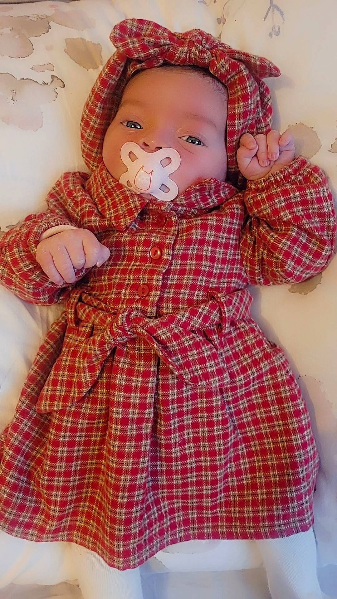 Eily a rejoint le concours — aidez-le/la à gagner de superbes lots ! baby_toddler_clothing, cheek, child, day_dress, doll, dress, fashion_design, human_body, lip, one_piece_garment, pattern, person, pink, plaid, skin, sleeve, tartan, textile, toy, vintage_clothing