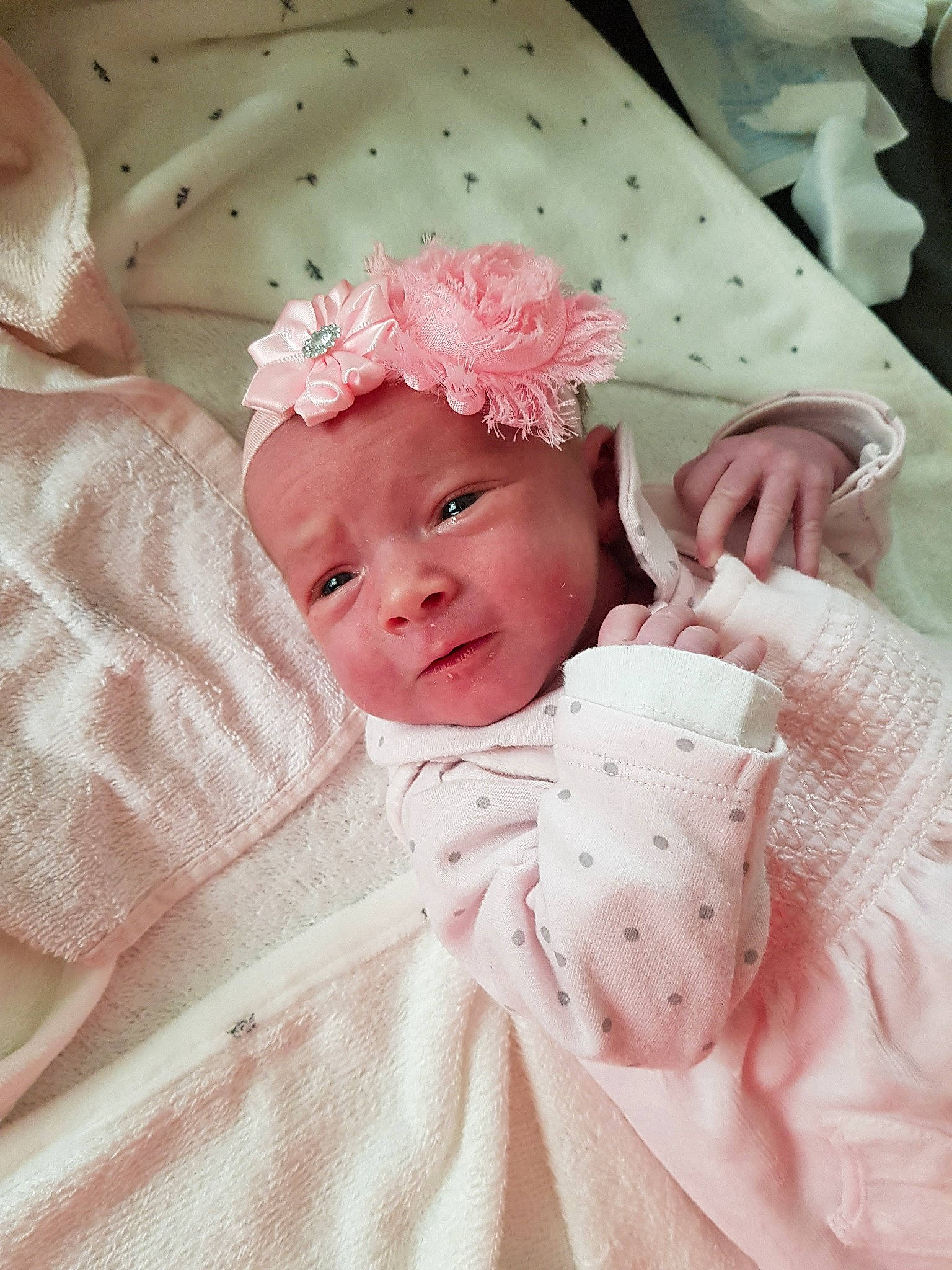 Marie-lou a rejoint le concours — aidez-le/la à gagner de superbes lots ! baby, baby_products, baby_sleeping, cheek, child, hair_accessory, headgear, headpiece, headwear, linens, person, pink, product, skin, textile, toddler