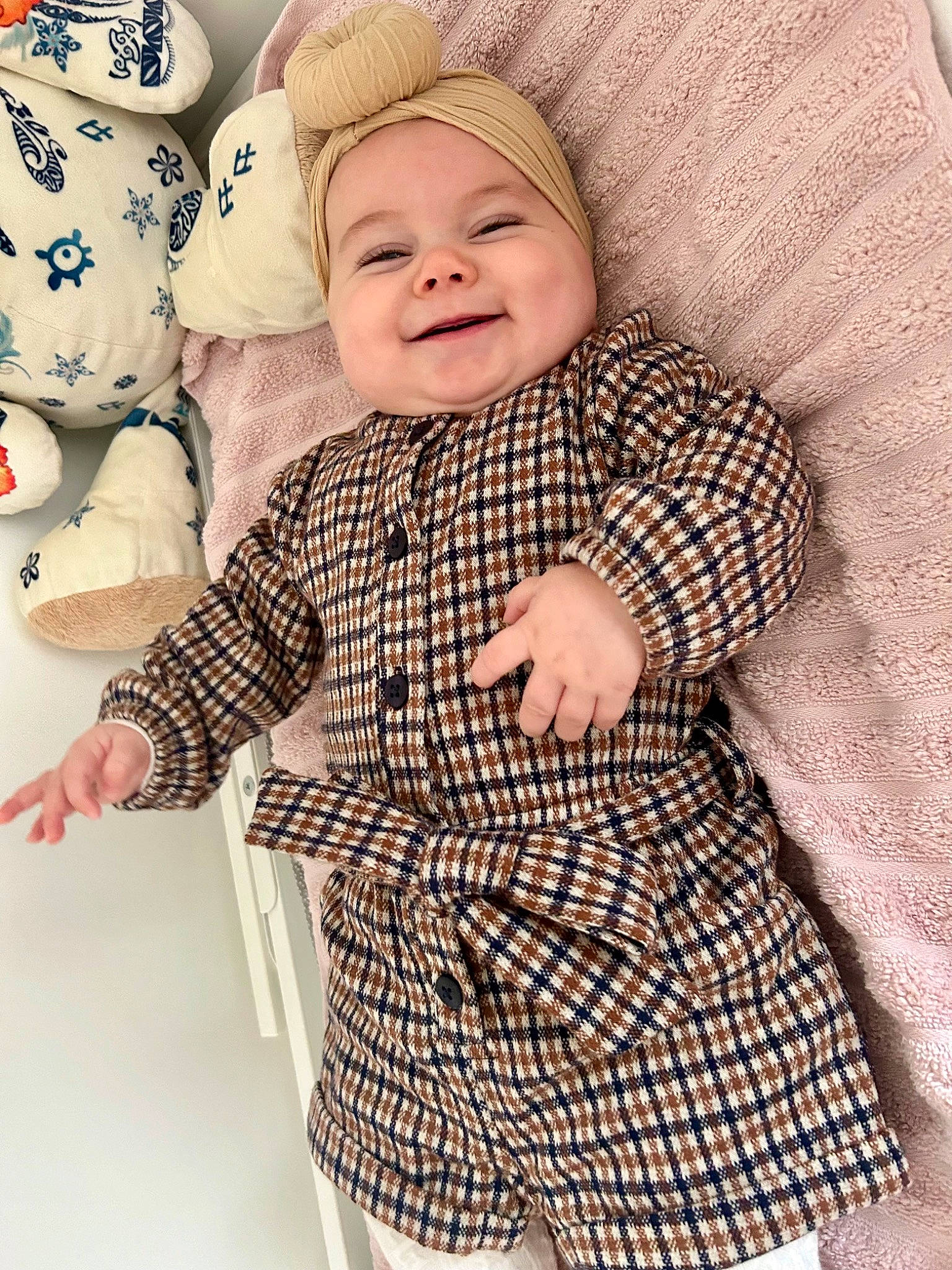 Céleste a rejoint le concours — aidez-le/la à gagner de superbes lots ! baby, baby_laughing, baby_products, baby_sleeping, baby_toddler_clothing, child, comfort, day_dress, happy, headwear, joy, linens, pattern, people, person, plaid, sitting, sleeve, smile, tartan