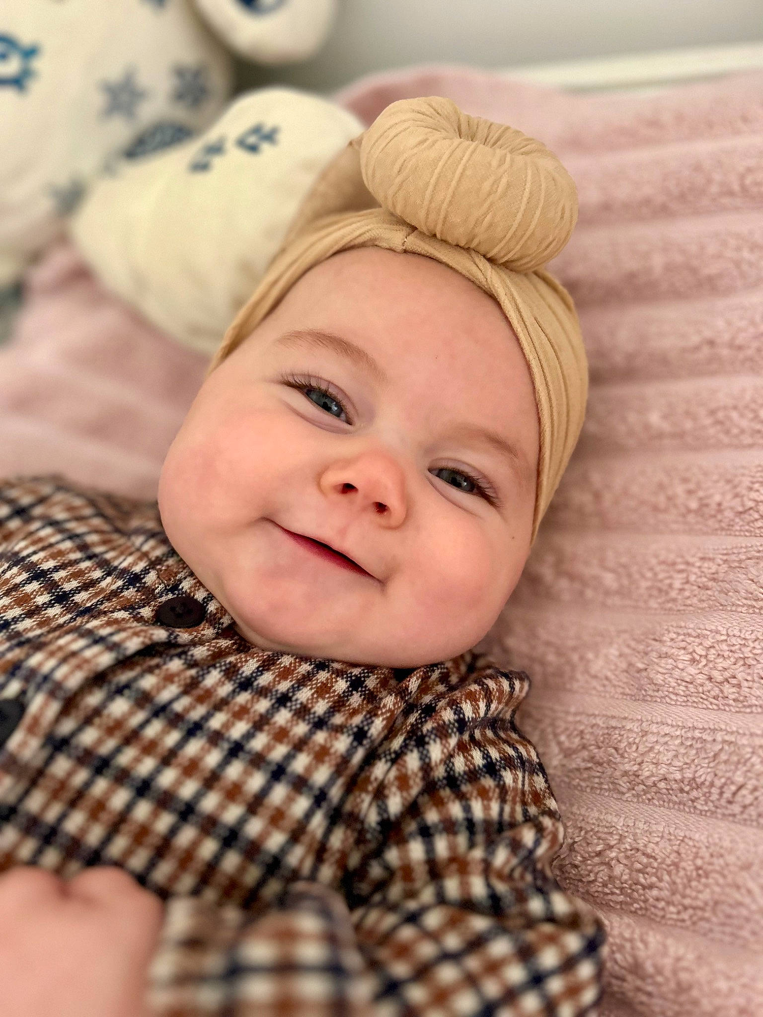 Céleste a rejoint le concours — aidez-le/la à gagner de superbes lots ! baby, baby_toddler_clothing, cap, cheek, child, chin, comfort, eye, face, facial_expression, flash_photography, happy, hat, head, joy, lip, person, skin, smile, textile