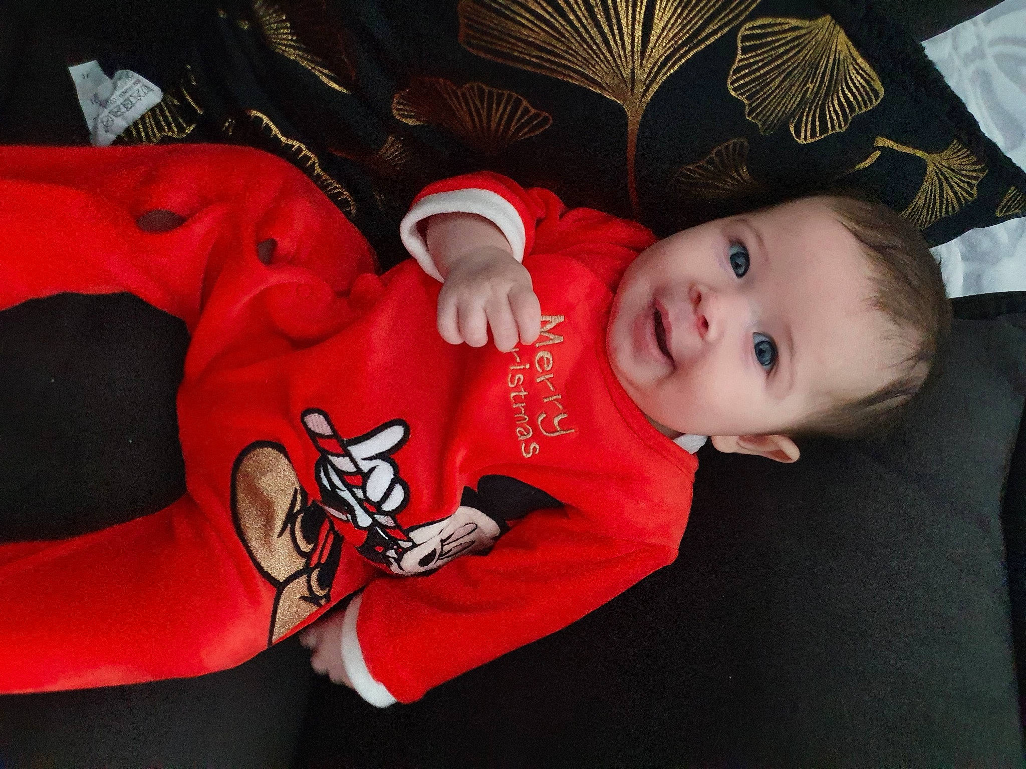 Malöe participe au concours pour gagner de l'argent avec cette photo : baby, baby_products, baby_toddler_clothing, carmine, cheek, child, comfort, elbow, finger, flash_photography, fun, happy, hat, pattern, person, sitting, sleeve, smile, t_shirt, toddler
