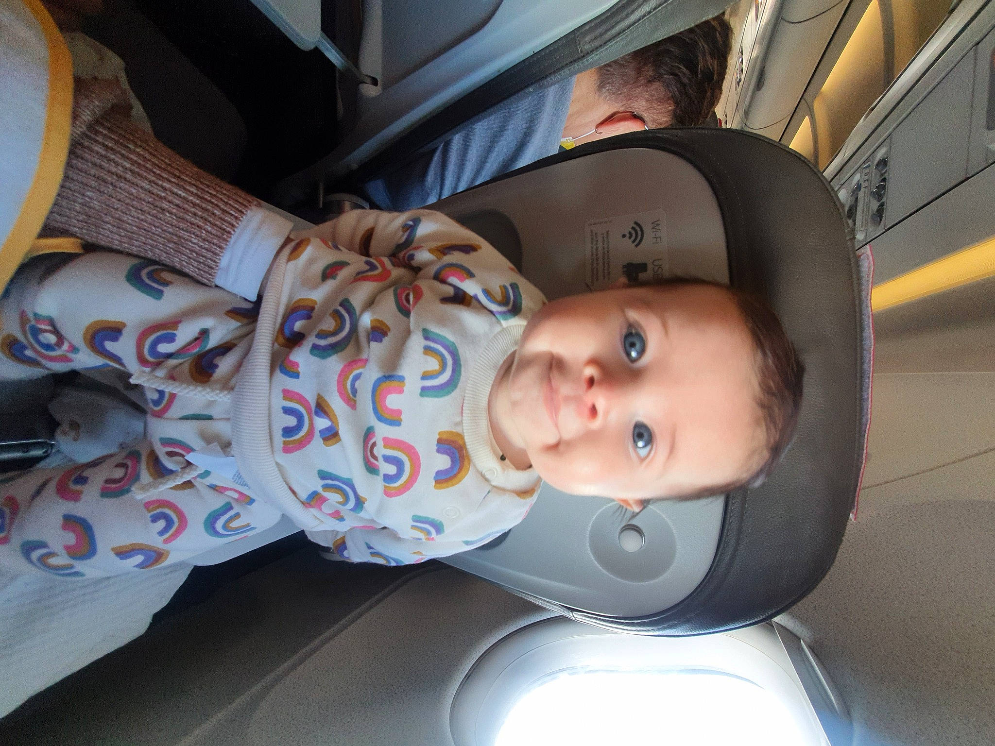 Malöe participe au concours pour gagner de l'argent avec cette photo : auto_part, automotive_design, baby, baby_carriage, baby_in_car_seat, baby_products, baby_safety, baby_toddler_clothing, car_seat, car_seat_cover, cheek, child, comfort, family_car, head_restraint, motor_vehicle, person, seat_belt, sitting, toddler