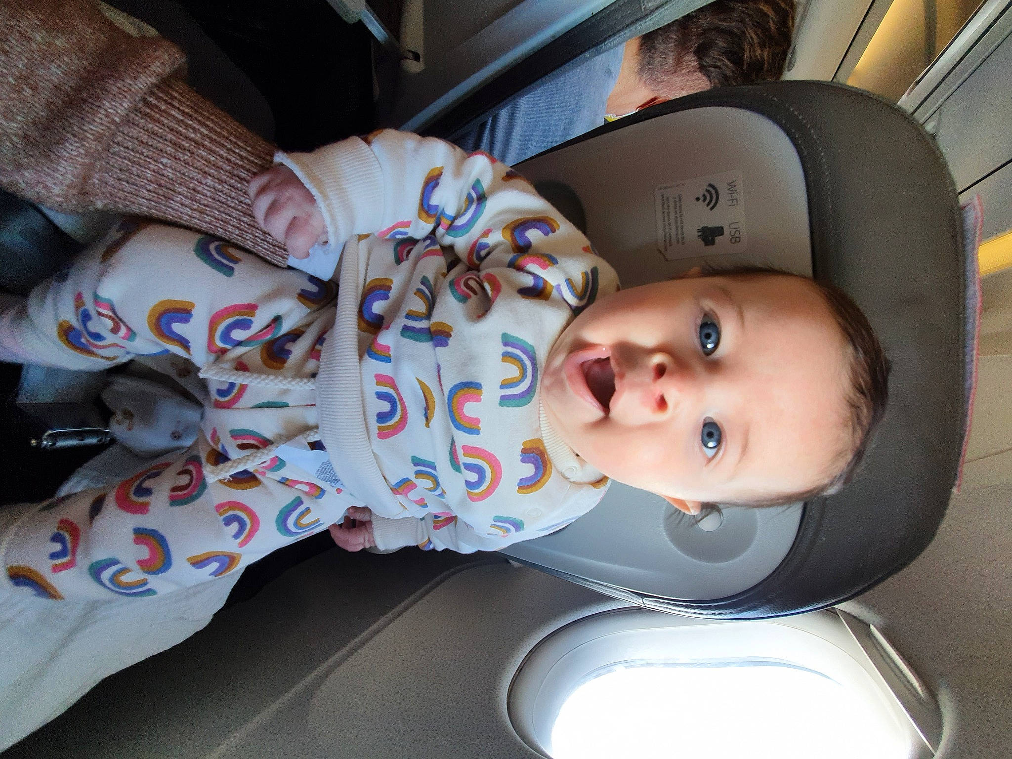 Malöe participe au concours pour gagner de l'argent avec cette photo : auto_part, baby, baby_carriage, baby_in_car_seat, baby_products, baby_safety, baby_toddler_clothing, car_seat, carmine, cheek, child, comfort, family_car, fun, mouth, nose, person, serveware, sitting, surprise