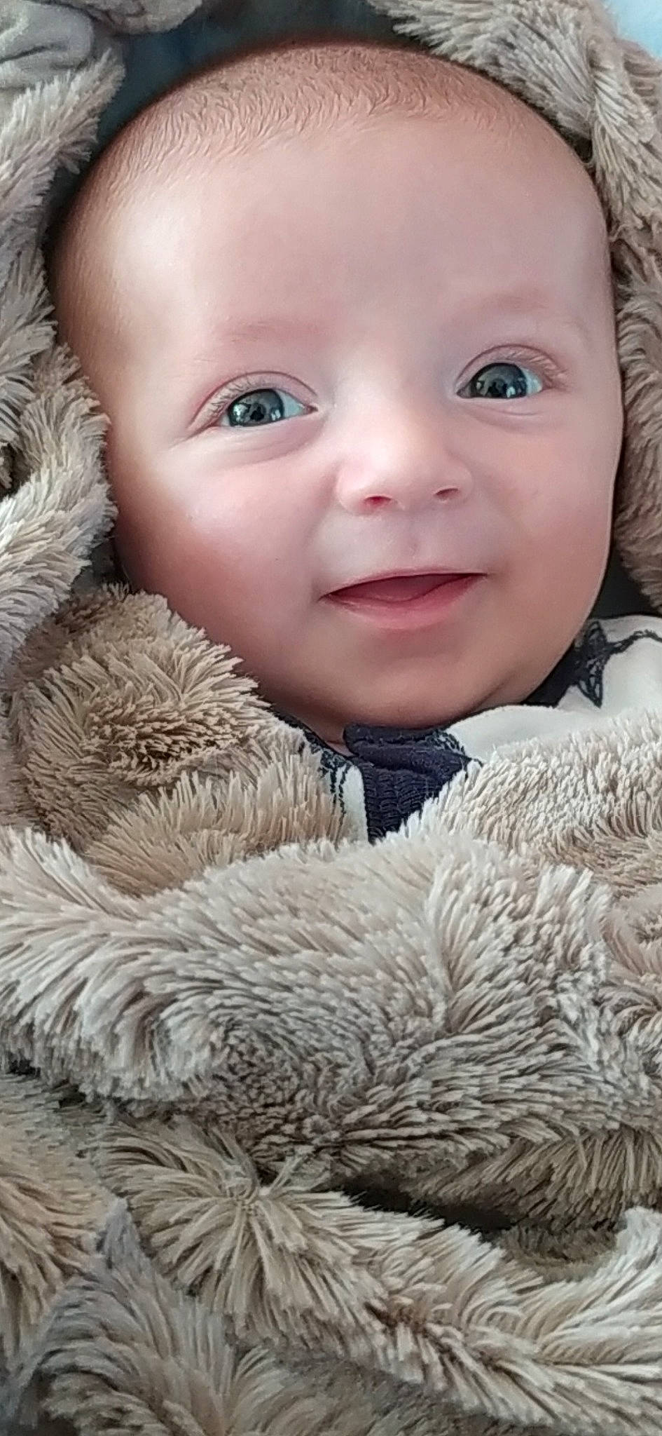 Tao participe au concours pour gagner de l'argent avec cette photo : baby, baby_toddler_clothing, cheek, child, close_up, fur, grass, happy, natural_material, outerwear, pattern, people_in_nature, person, photograph, product, skin, smile, textile, toddler, white