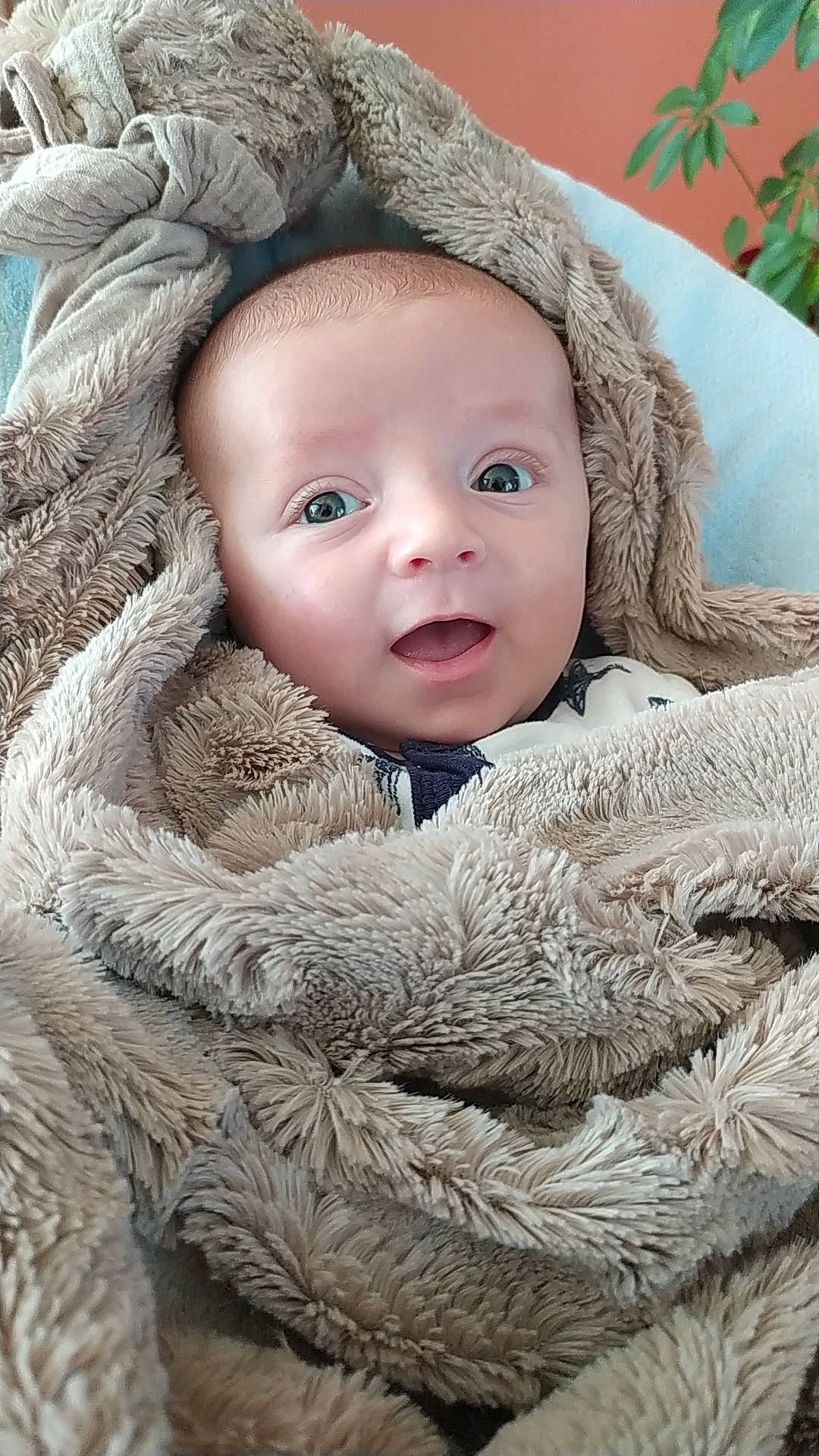 Tao participe au concours pour gagner de l'argent avec cette photo : baby, cap, cheek, eye, eyebrow, face, fur_clothing, happy, head, headgear, iris, lip, nose, outerwear, people_in_nature, person, photograph, skin, textile, vertebrate