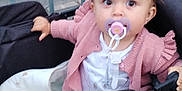 Mia a rejoint le concours — aidez-le/la à gagner de superbes lots ! baby, casual, child, curious, daylight, hand, metal_fence, outdoor, pacifier, person, pink_sweater, road, seat, sidewalk, stroller, toddler, toy, transport, urban, white_clothing