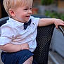 James participe au concours pour gagner de l'argent avec cette photo : toddler, child, smiling, white_shirt, bow_tie, shorts, sneakers, chair, outdoor, happy, blond_hair, cute, portrait, sitting, casual, fashion, boy, young_child, face, daylight