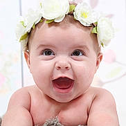 Jeanne a rejoint le concours — aidez-le/la à gagner de superbes lots ! baby, child, smile, flower_crown, happy, cute, face, portrait, infant, skin, head, eyes, mouth, cheeks, arm, background, pink, white, soft, adorable