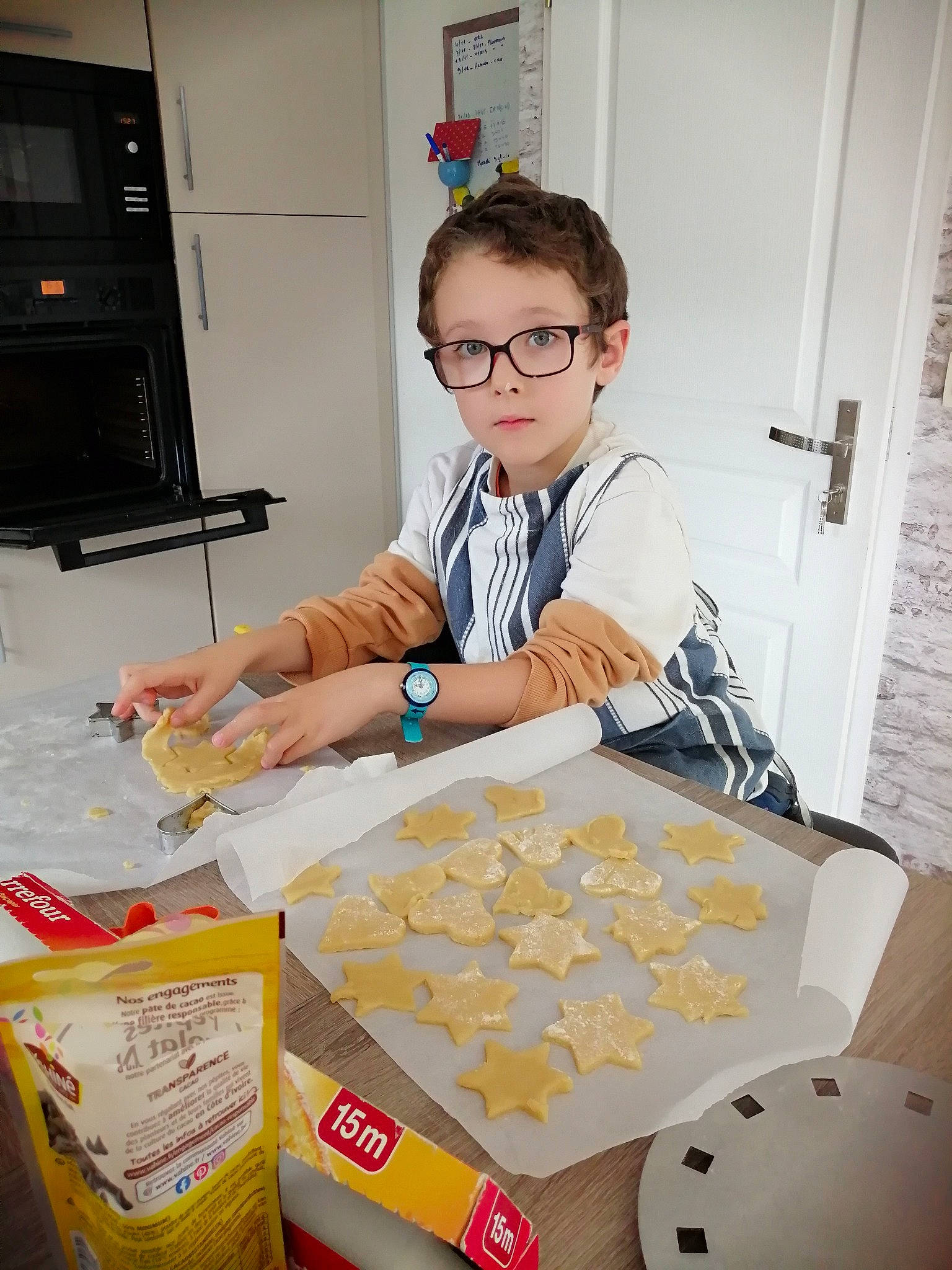 Augustin a rejoint le concours — aidez-le/la à gagner de superbes lots ! cabinetry, chair, comfort_food, cooking, cuisine, desk, door, engineering, eyewear, finger_food, flooring, indoor_games_and_sports, person, room, science, service, table, tableware, vision_care, watch