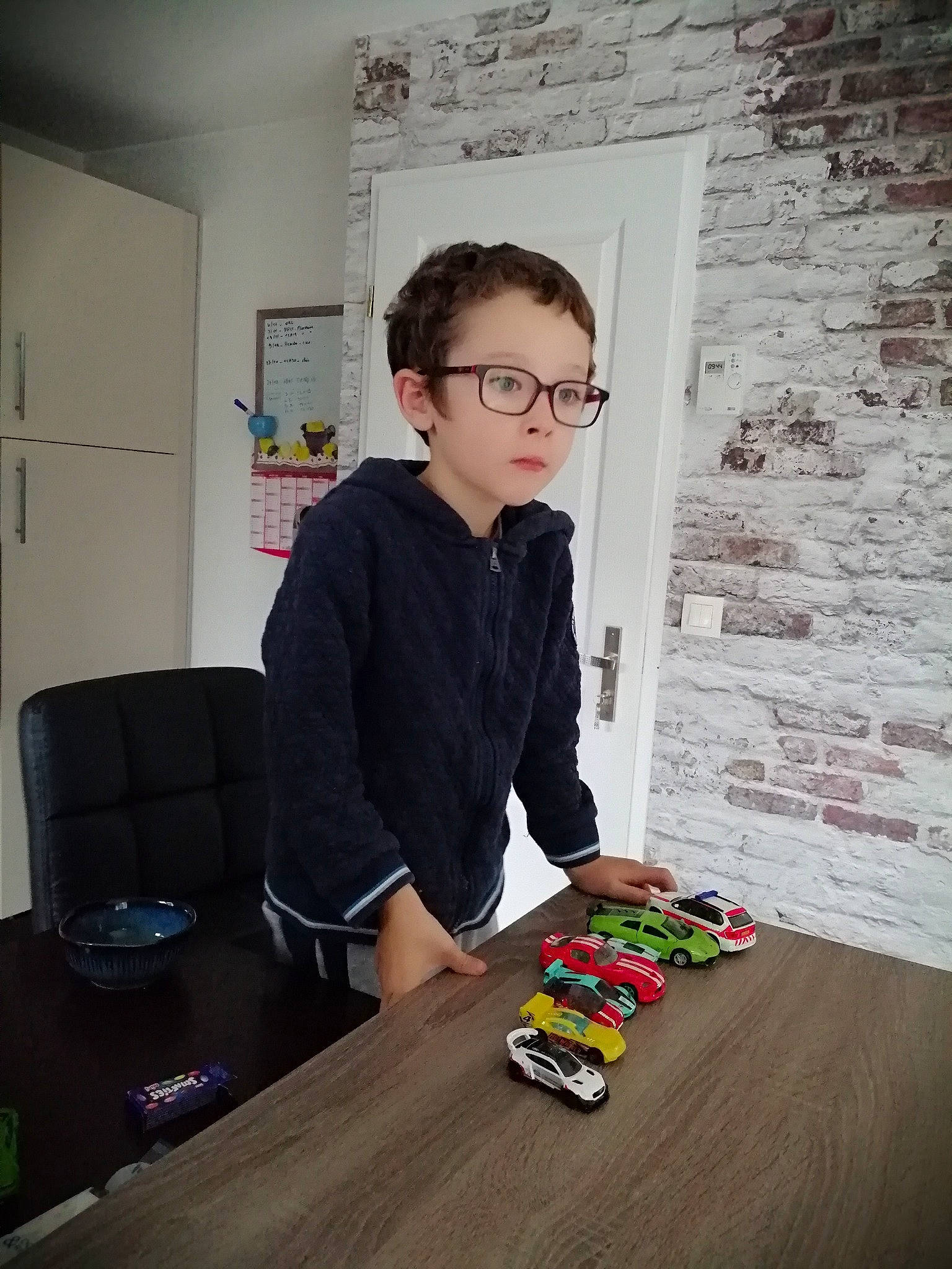 Augustin a rejoint le concours — aidez-le/la à gagner de superbes lots ! automotive_design, chair, child, desk, event, eyewear, flooring, fun, games, glasses, indoor_games_and_sports, person, play, recreation, room, t_shirt, table, toy, vision_care, visual_arts