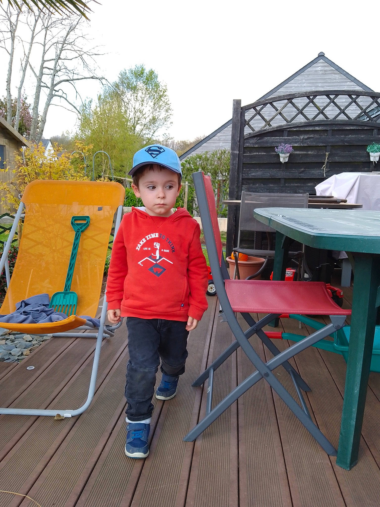 Elouene participe au concours pour gagner de l'argent avec cette photo : building, chair, child, deck, fun, grass, hardwood, house, leisure, outdoor_furniture, outdoor_table, person, plant, recreation, shade, sky, table, toddler, tree, vacation