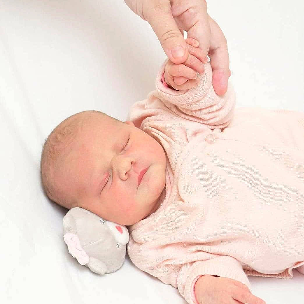 Elyne a rejoint le concours — aidez-le/la à gagner de superbes lots ! arm, baby, baby_sleeping, baby_toddler_clothing, cheek, child, comfort, ear, eye, gesture, hand, linens, nail, nose, person, pink, skin, sleeve, thumb, toddler