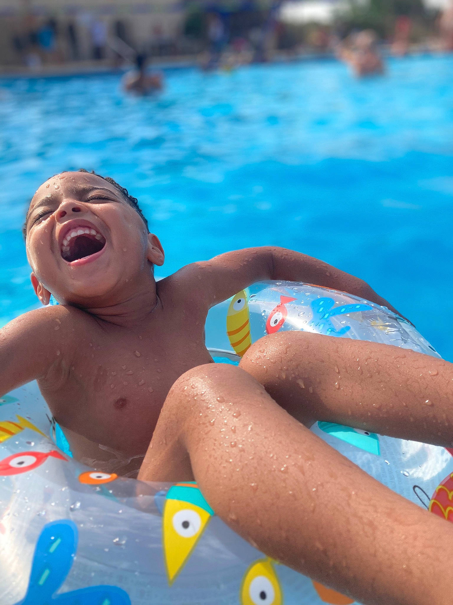 Kayss participe au concours pour gagner de l'argent avec cette photo : aqua, azure, blue, brassiere, chest, child, facial_expression, fun, happy, headgear, leisure, people_on_beach, person, recreation, summer, swimming_pool, swimwear, thigh, toy, vertebrate