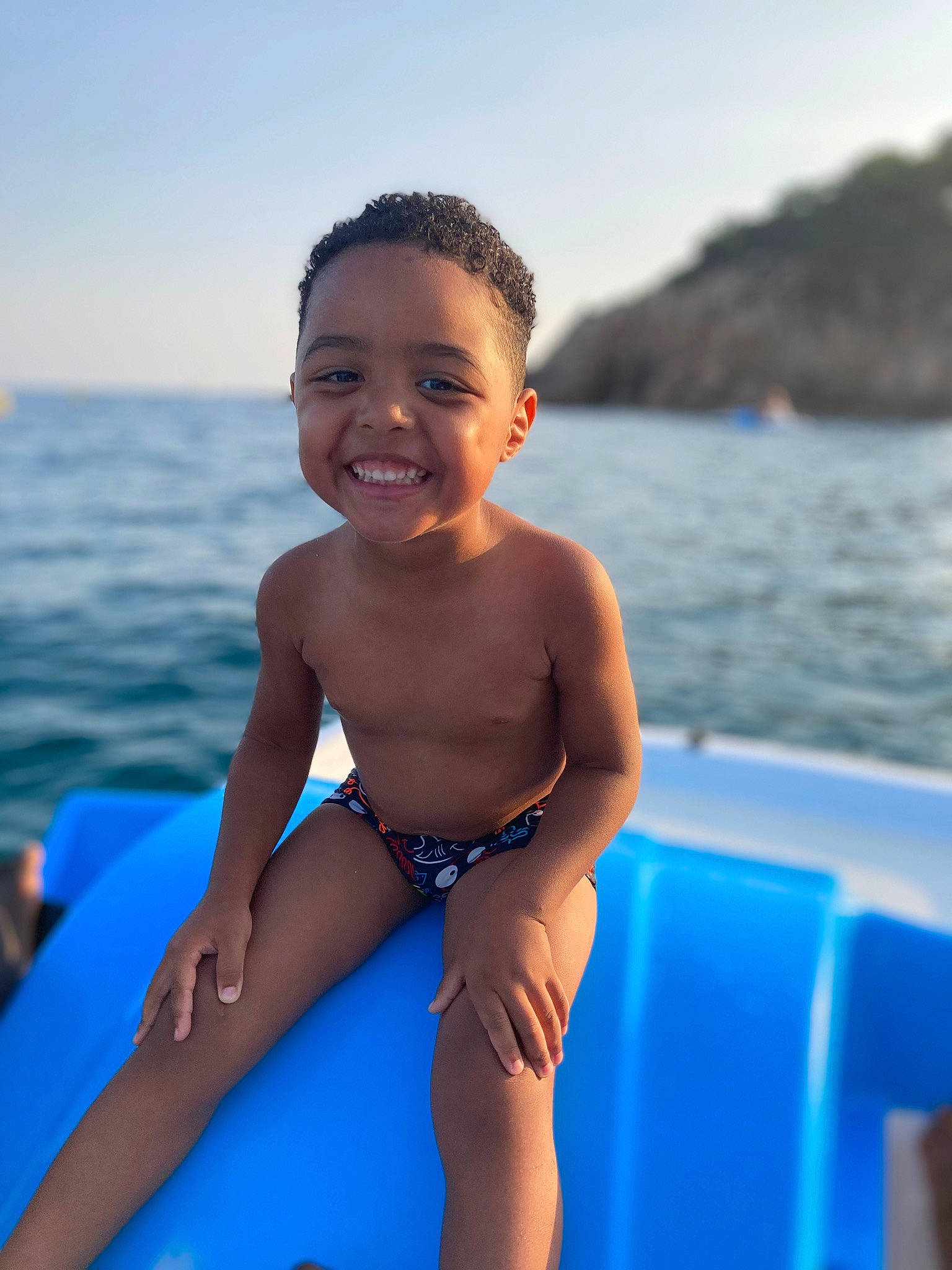 Kayss participe au concours pour gagner de l'argent avec cette photo : azure, elbow, electric_blue, eye, fun, happy, head, joy, lake, leisure, muscle, person, recreation, sky, smile, summer, swimwear, thigh, toddler, travel