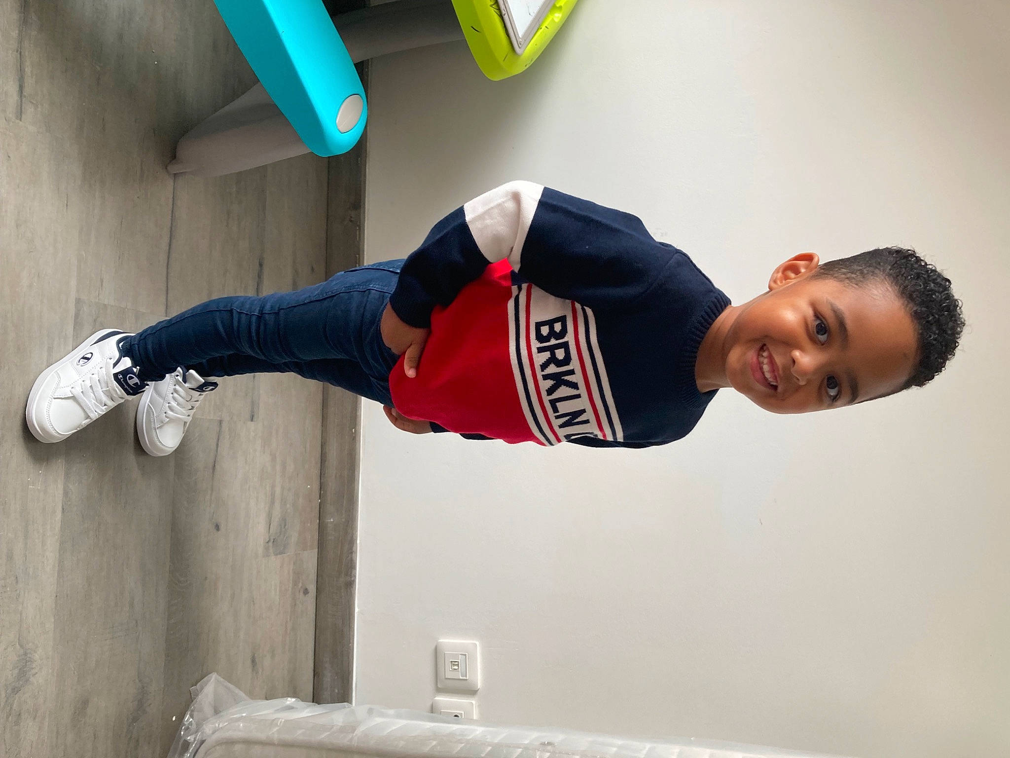 Kayss a rejoint le concours — aidez-le/la à gagner de superbes lots ! balance, carmine, elbow, electric_blue, hat, human_leg, joy, knee, leg, person, physical_fitness, room, shorts, smile, sports, sports_uniform, sportswear, street_fashion, t_shirt, thigh